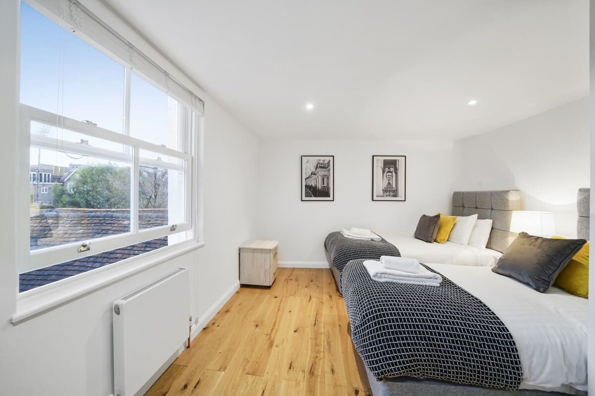 House Longwalk Windsor: Spacious 5-Bedroom Townhouse Rental with Family Features in Windsor