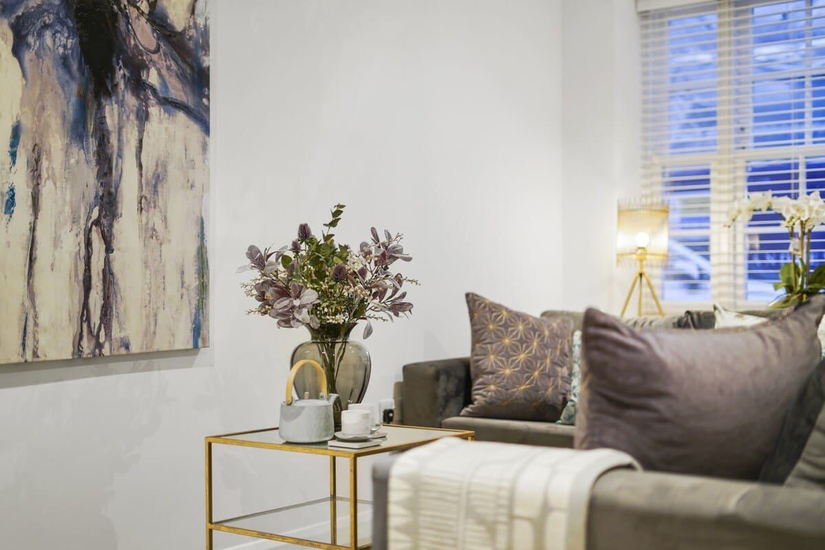 House Longwalk Windsor: Spacious 5-Bedroom Townhouse Rental with Family Features in Windsor