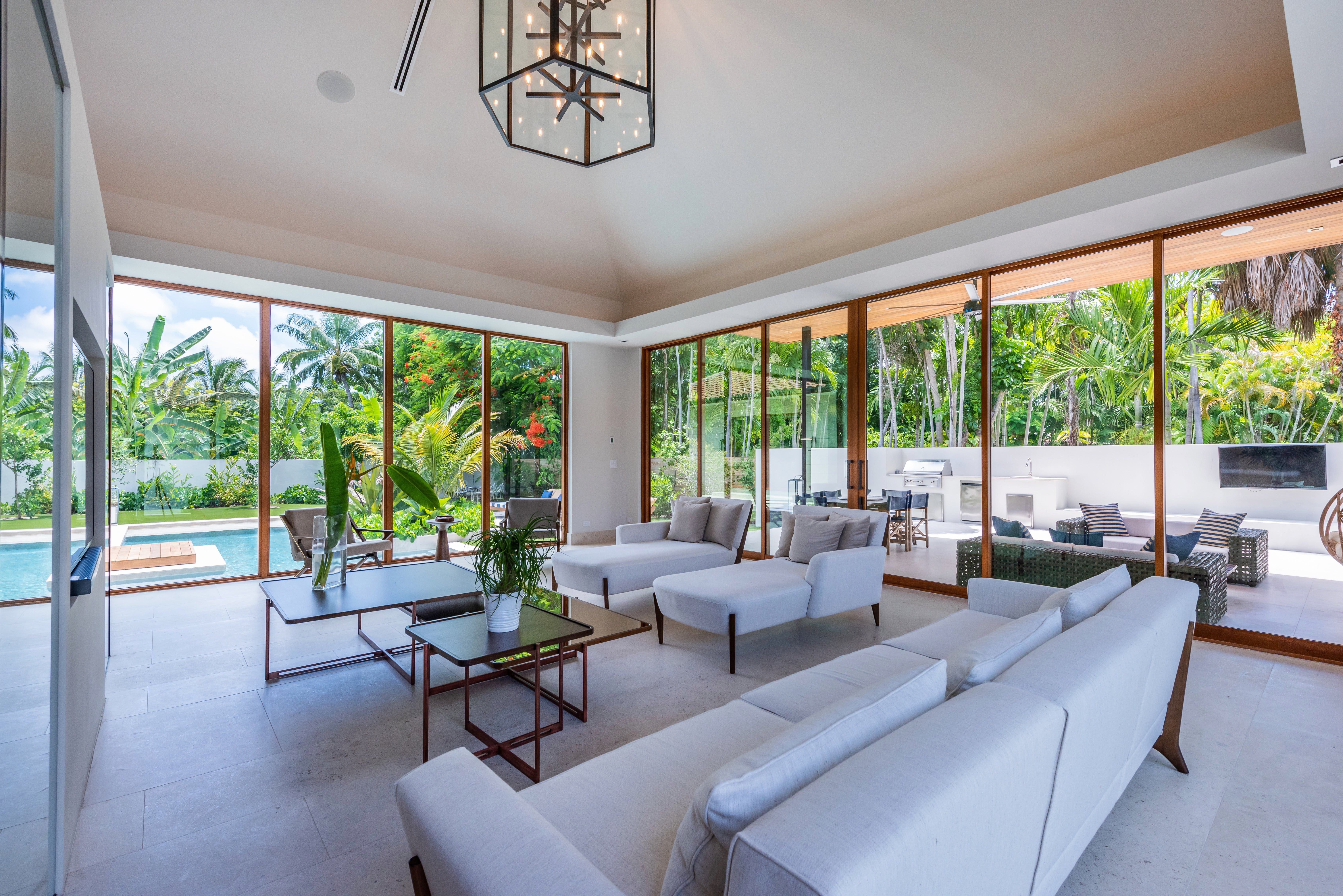 Villa Levante Cocoplum Miami: Luxury 6-Bedroom Apartment with Seaview and Pool, Miami