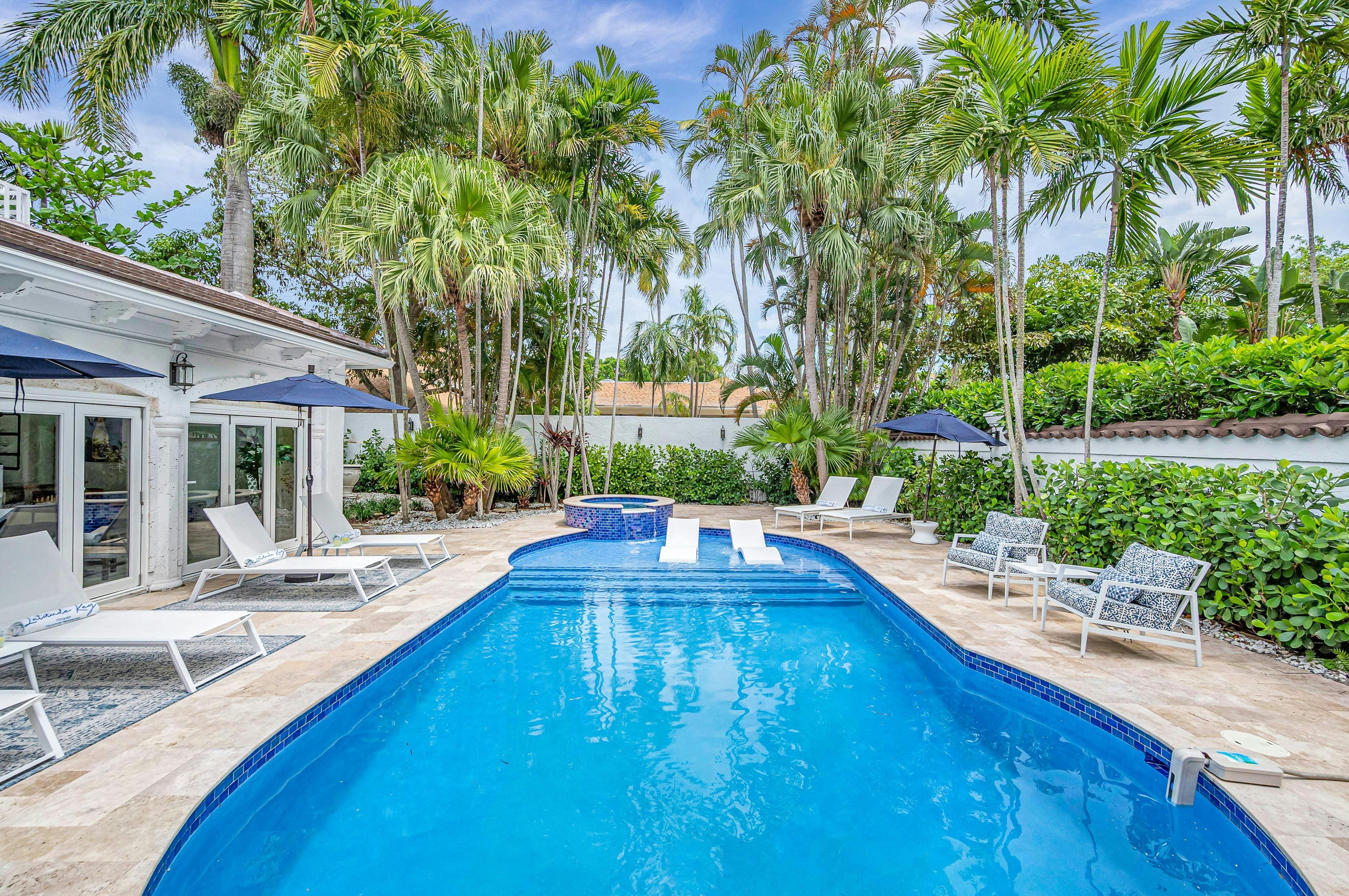 Villa Vermeil Margate Las Olas Isles: Luxury 6-Bedroom Villa with Swimming Pool and Hot Tub, Las Olas Isles