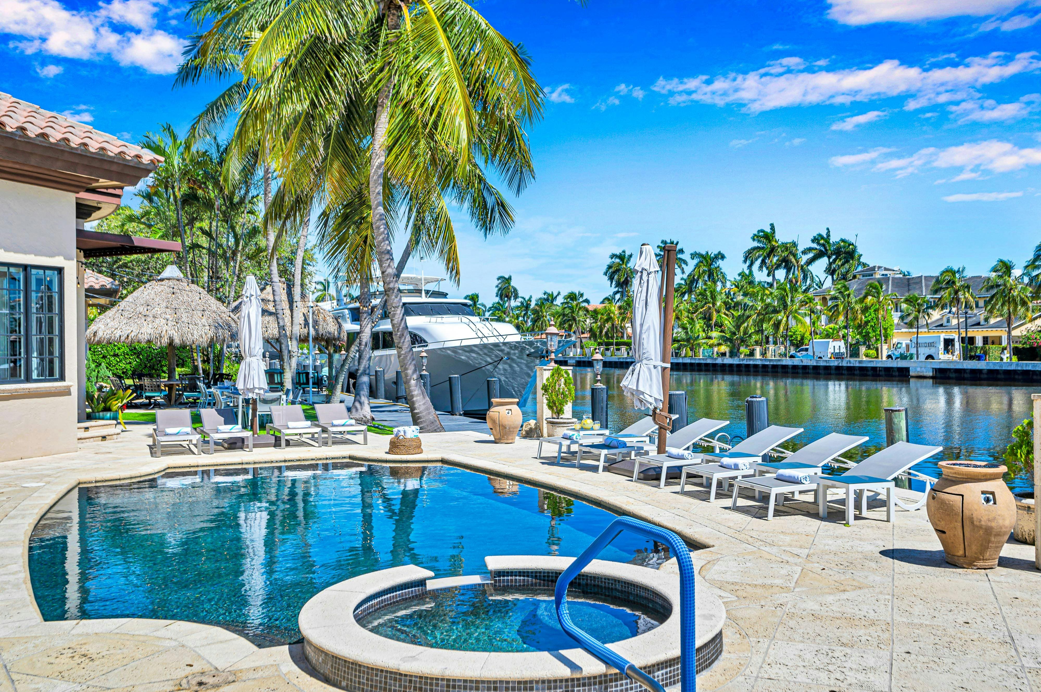 Villa Levante Andrews Las Olas Isles: Elegant 7-Bedroom Villa with Pool in Las Olas Isles