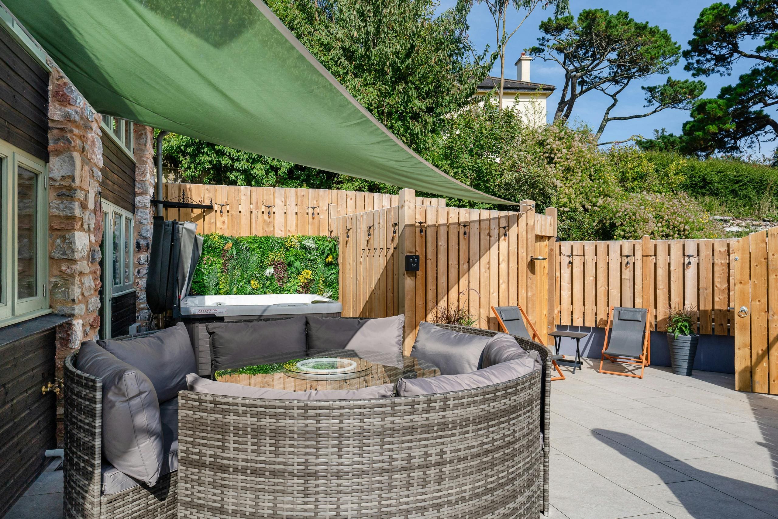 House Naburn Paignton: Charming 3-Bedroom Holiday Cottage with Hot Tub and Sea Views, Paignton