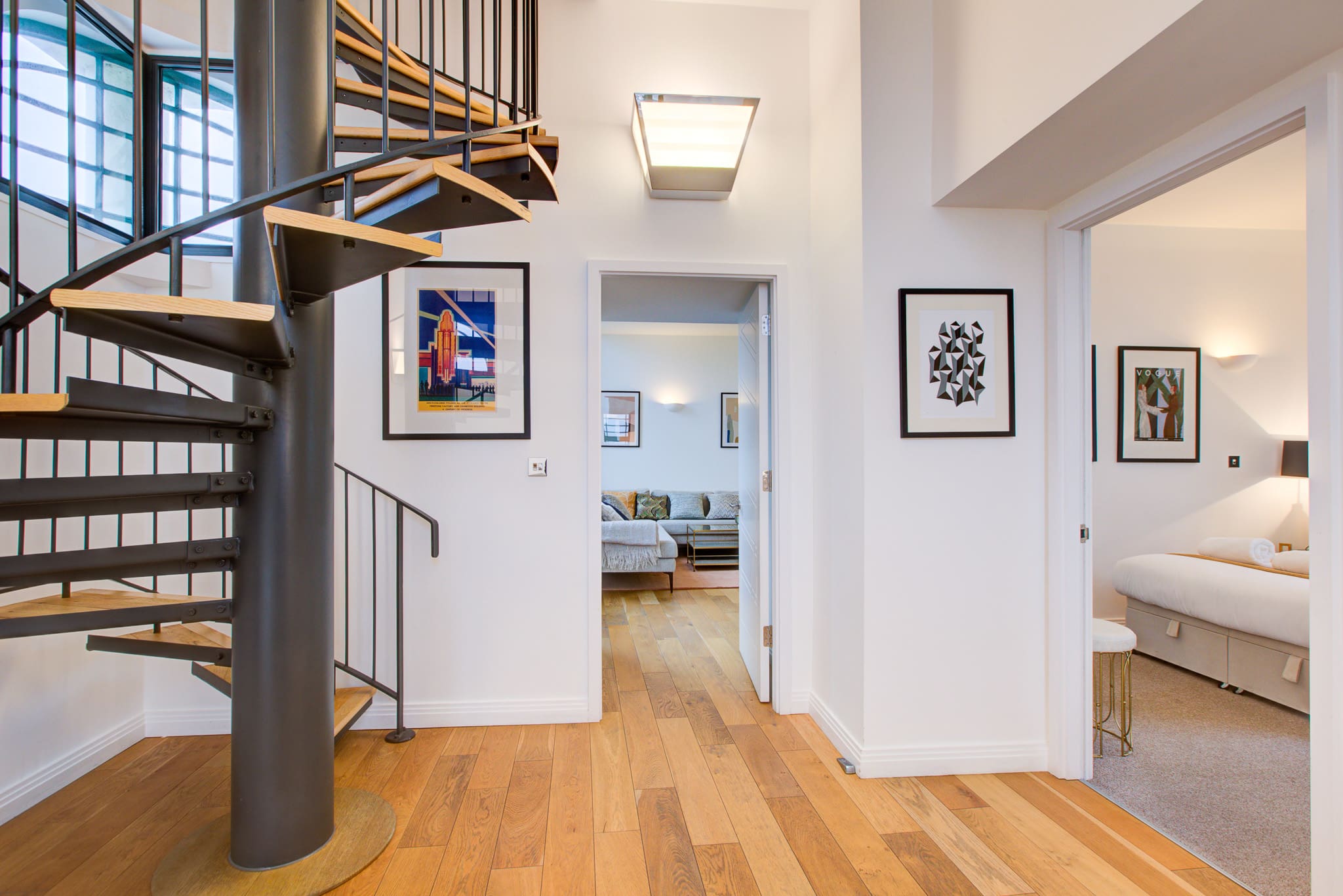 House Neeld Wembley: Luxury 2-Bedroom Apartment with Private Parking and Balcony, Wembley