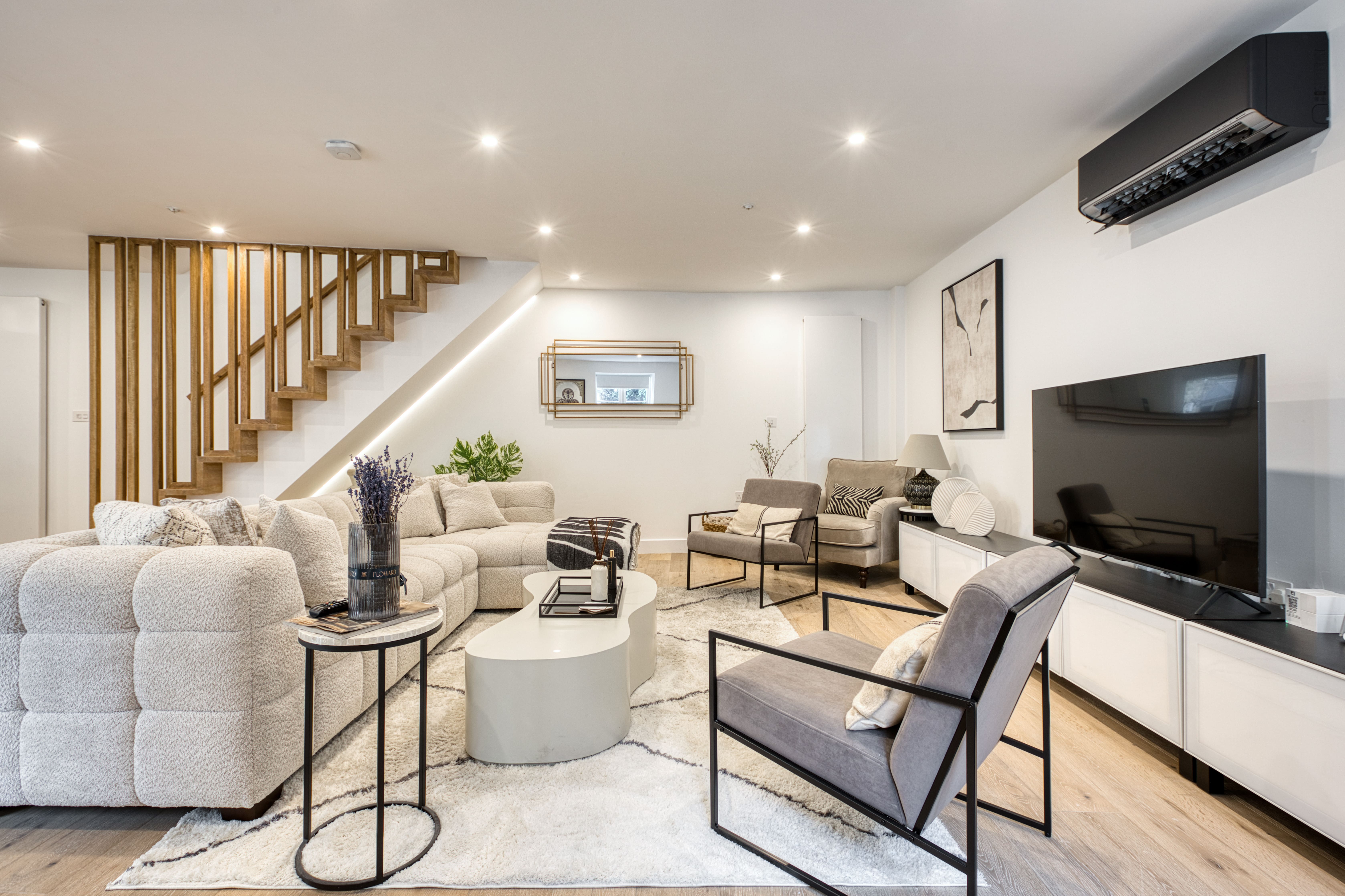 House Norland Brook Green: Elegant 4-Bedroom Townhouse with Air Conditioning in Brook Green, London