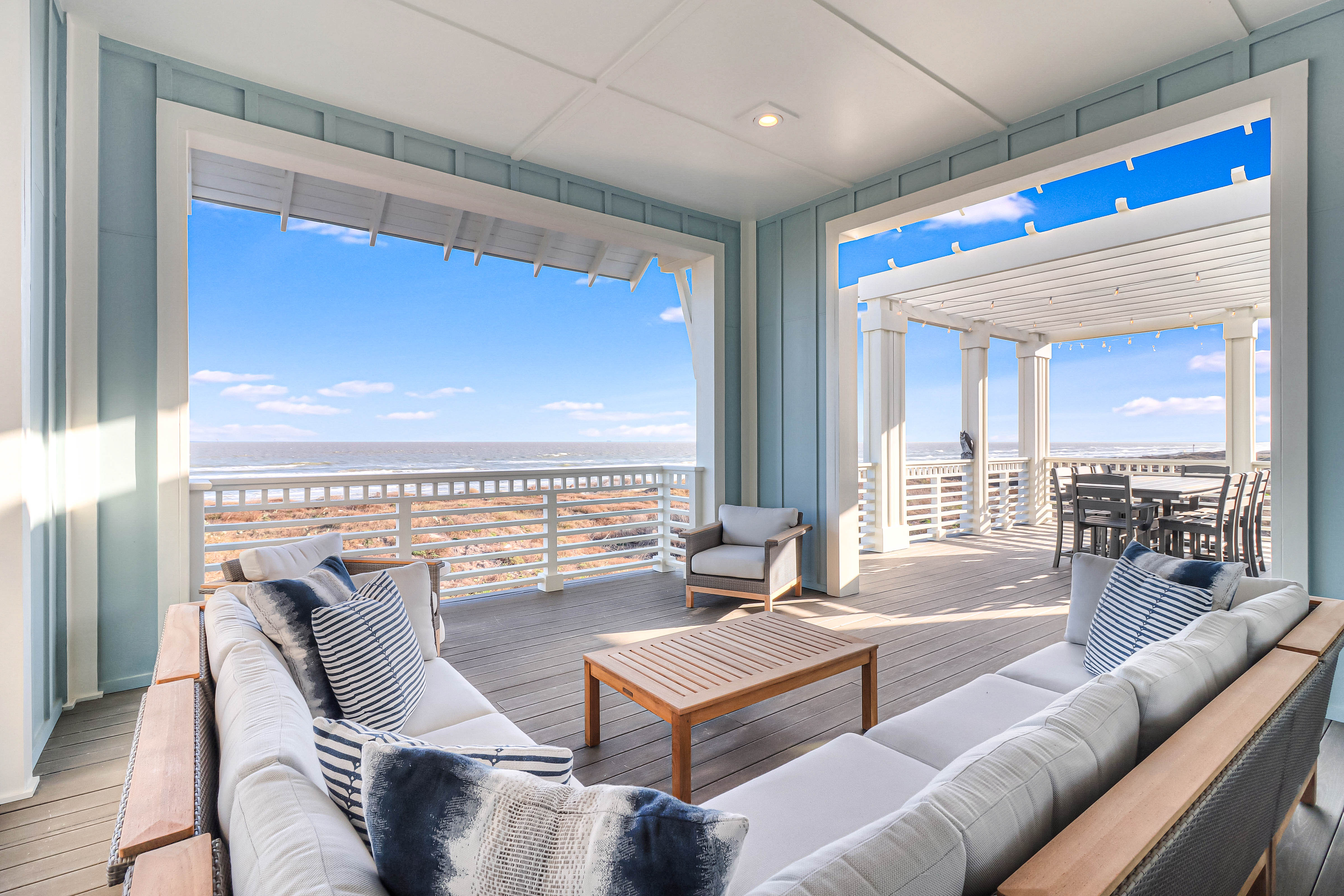 Villa Cramoisi Packery Texas: Expansive 7-Bedroom Beachfront Villa with Seaview, Nueces County
