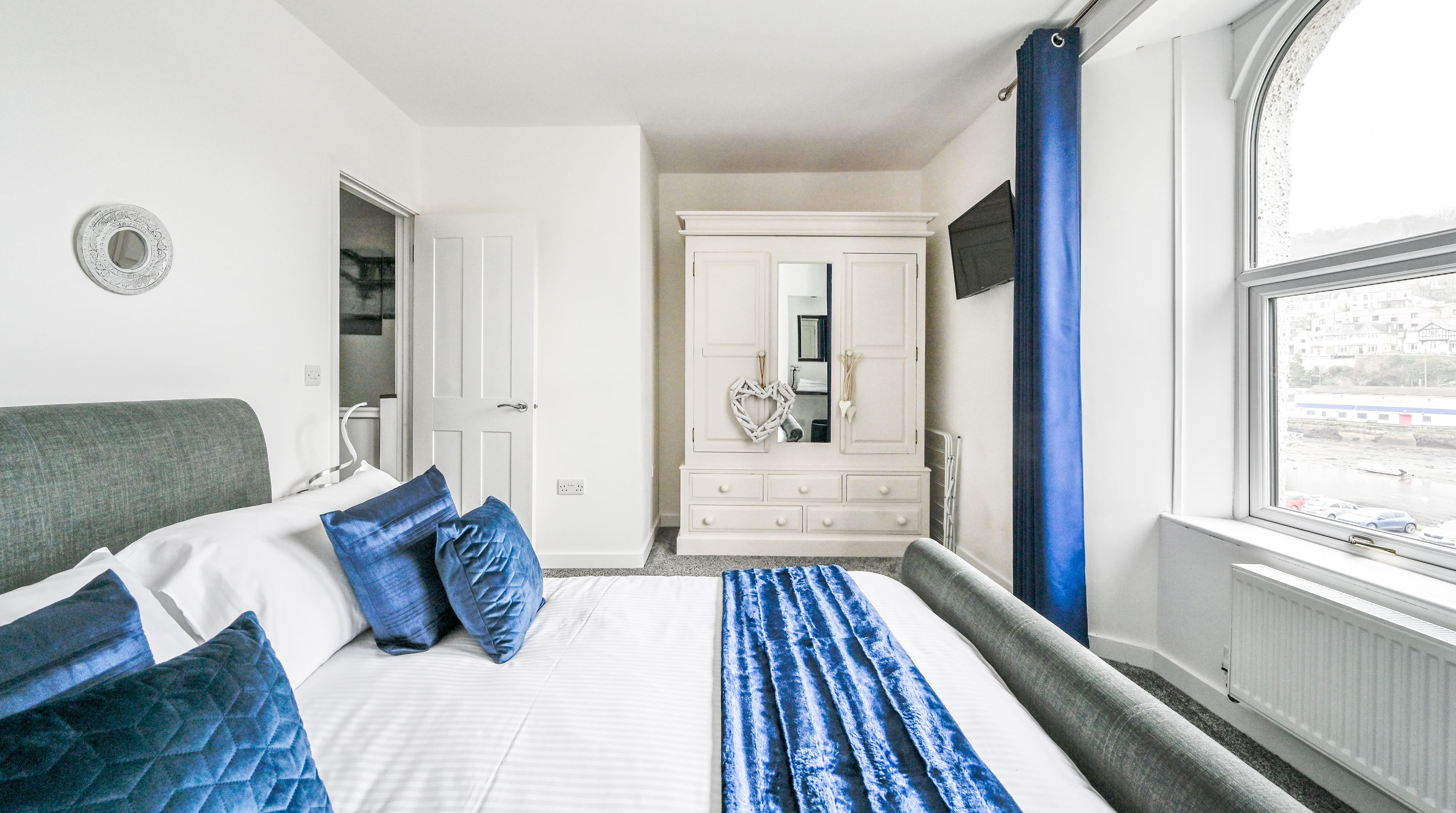House Gorse Hannafore Looe: Charming 4-Bedroom Apartment with Seaview and Pool in Looe