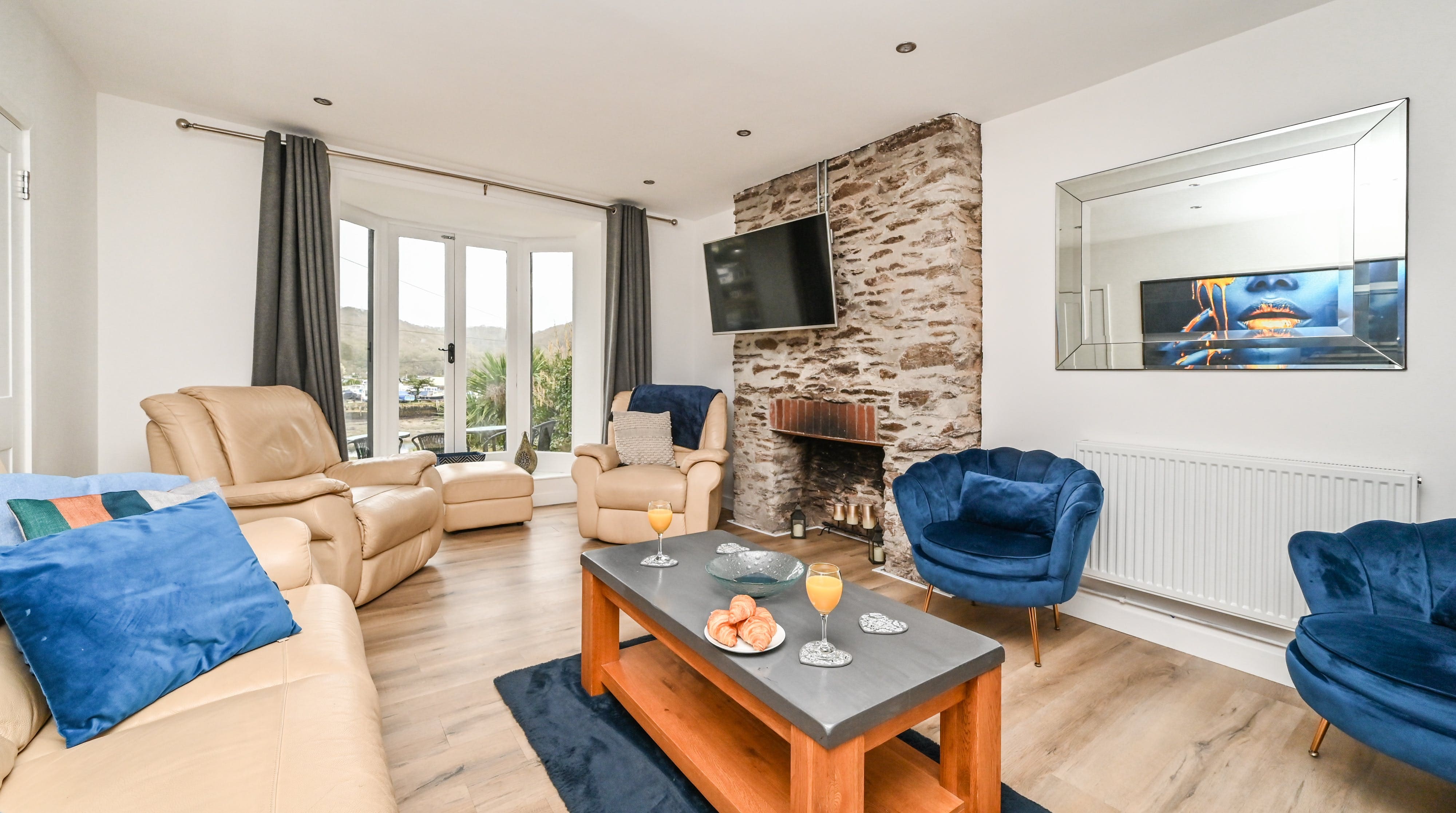 House Gorse Hannafore Looe: Charming 4-Bedroom Apartment with Seaview and Pool in Looe