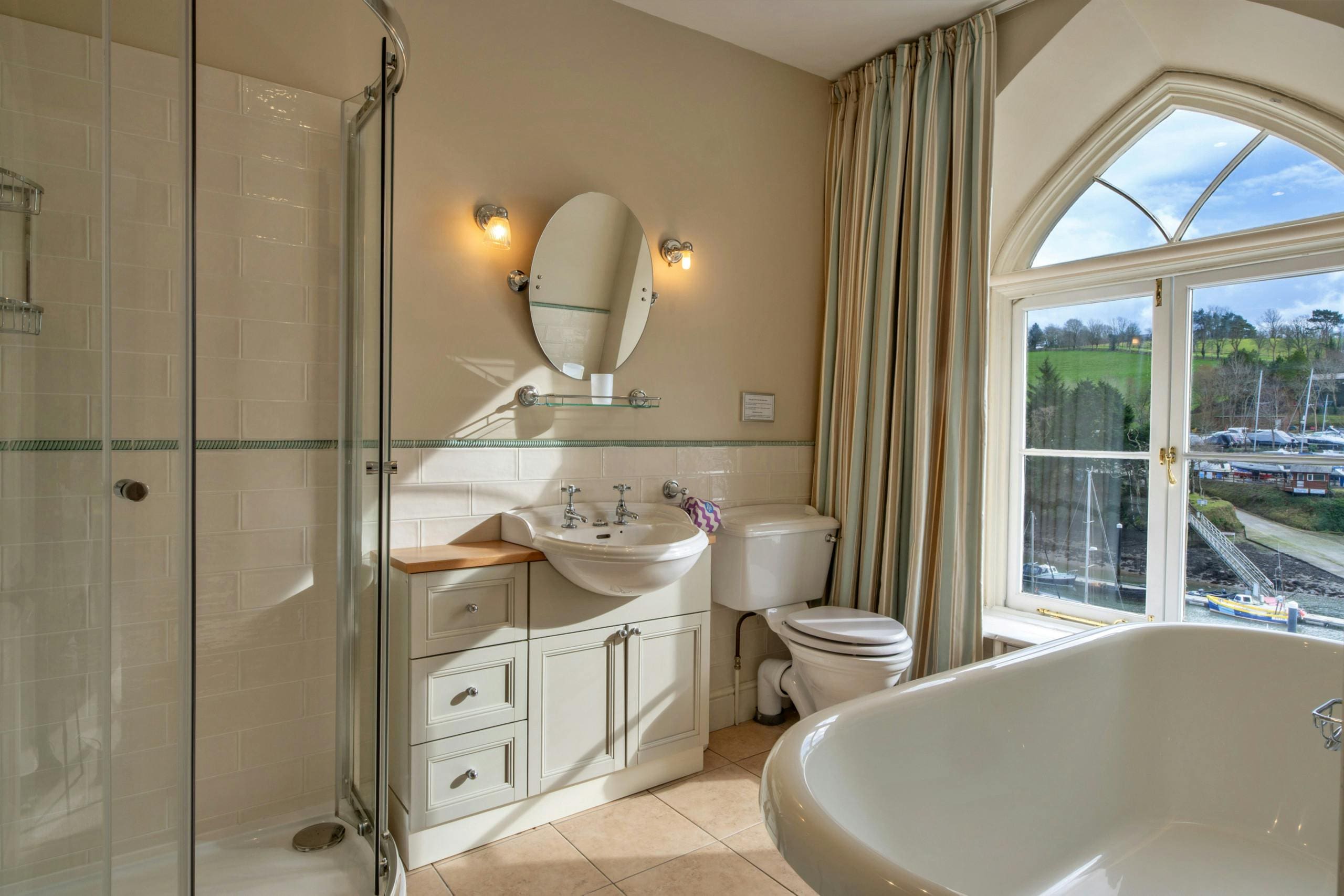 House Helm Golant Fowey: Luxury 4-Bedroom Villa with Riverside Views and Family-Friendly Features, Fowey