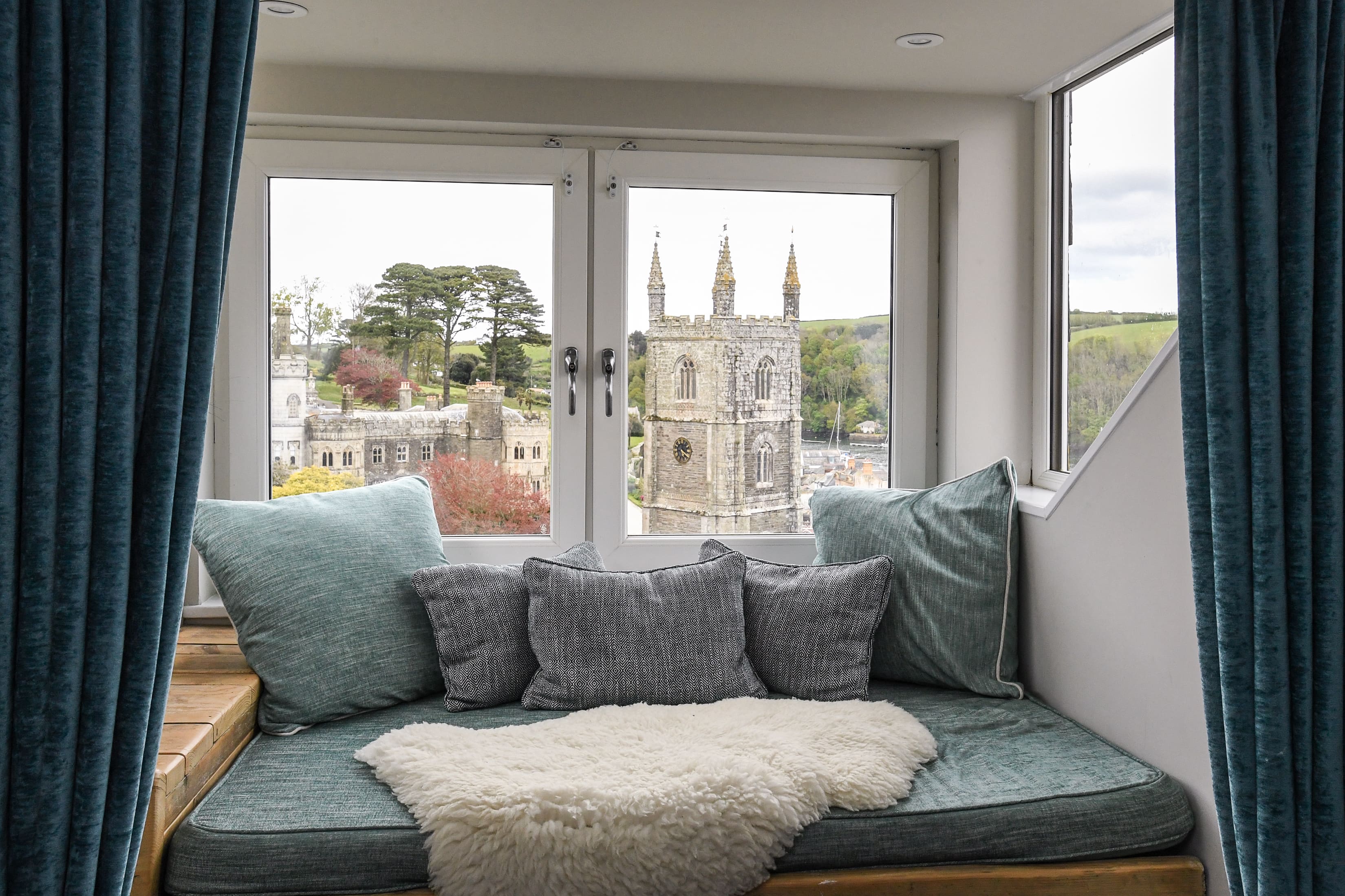House Polruan Fowey: Spacious 4-Bedroom Apartment with Sea View, Fowey