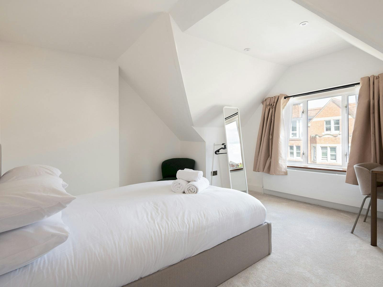 House Lysias Boars Hill Oxford: Spacious 5-Bedroom Townhouse Rental with Family Amenities, Oxford