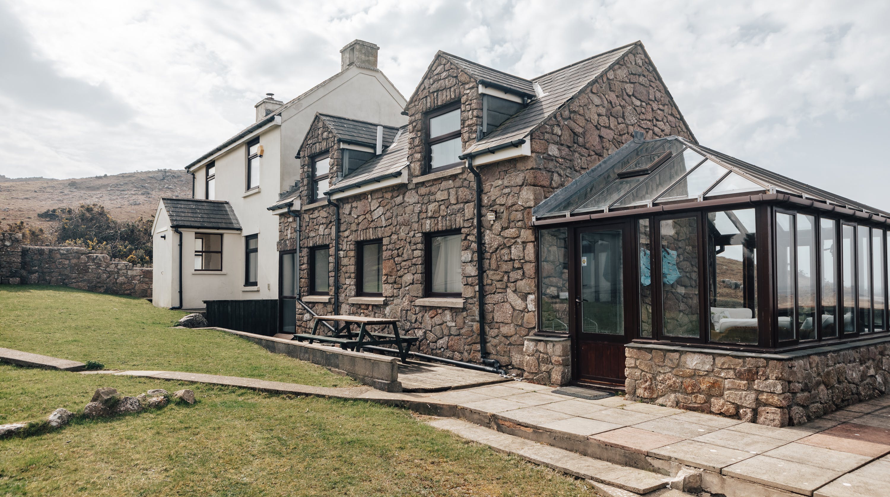 House Reynoldston Swansea: Spacious 6-Bedroom Apartment with Seaviews and Family-Friendly Setting, Swansea