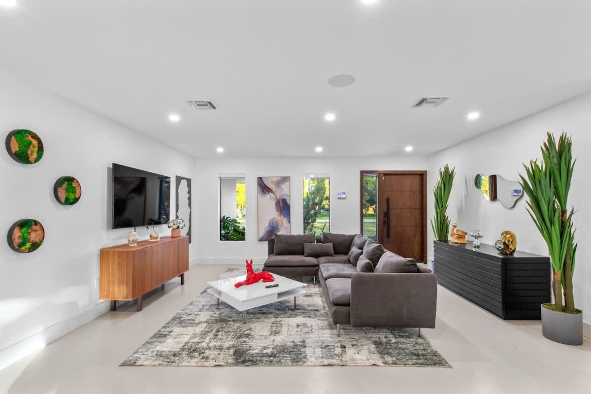 Villa Boreas Cahuenga Hollywood: Luxury 4-Bedroom Villa with Pool and Tennis Court, Hollywood