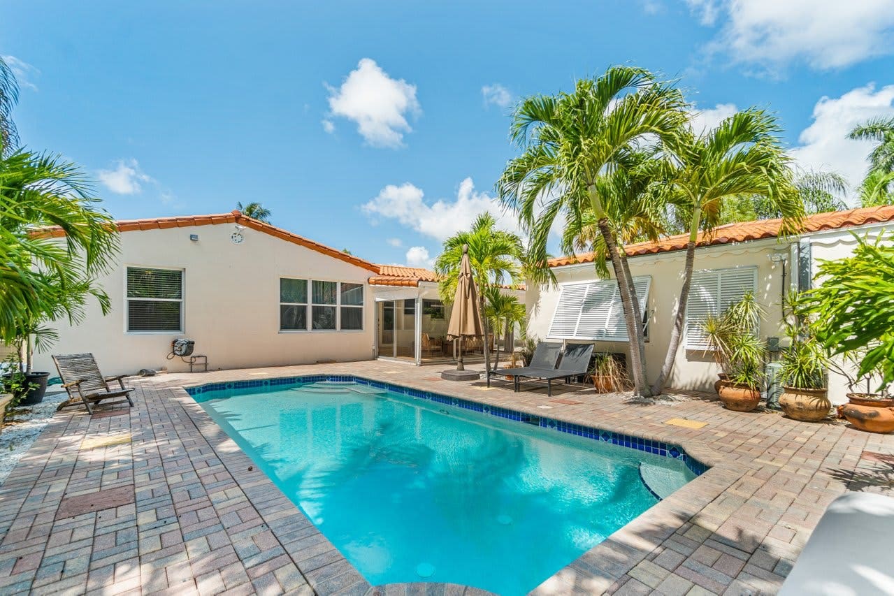 Villa Gloaming Lakeview Palm Beach: 4-Bedroom Luxury Apartment with Pool and Sea Views, Palm Beach