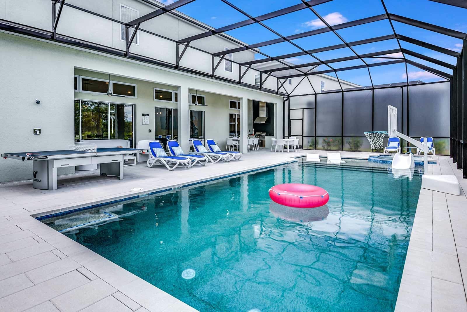 Villa Carmesí Tarpon Florida: Luxury 12-Bedroom Apartment with Pool and Gym, Polk County