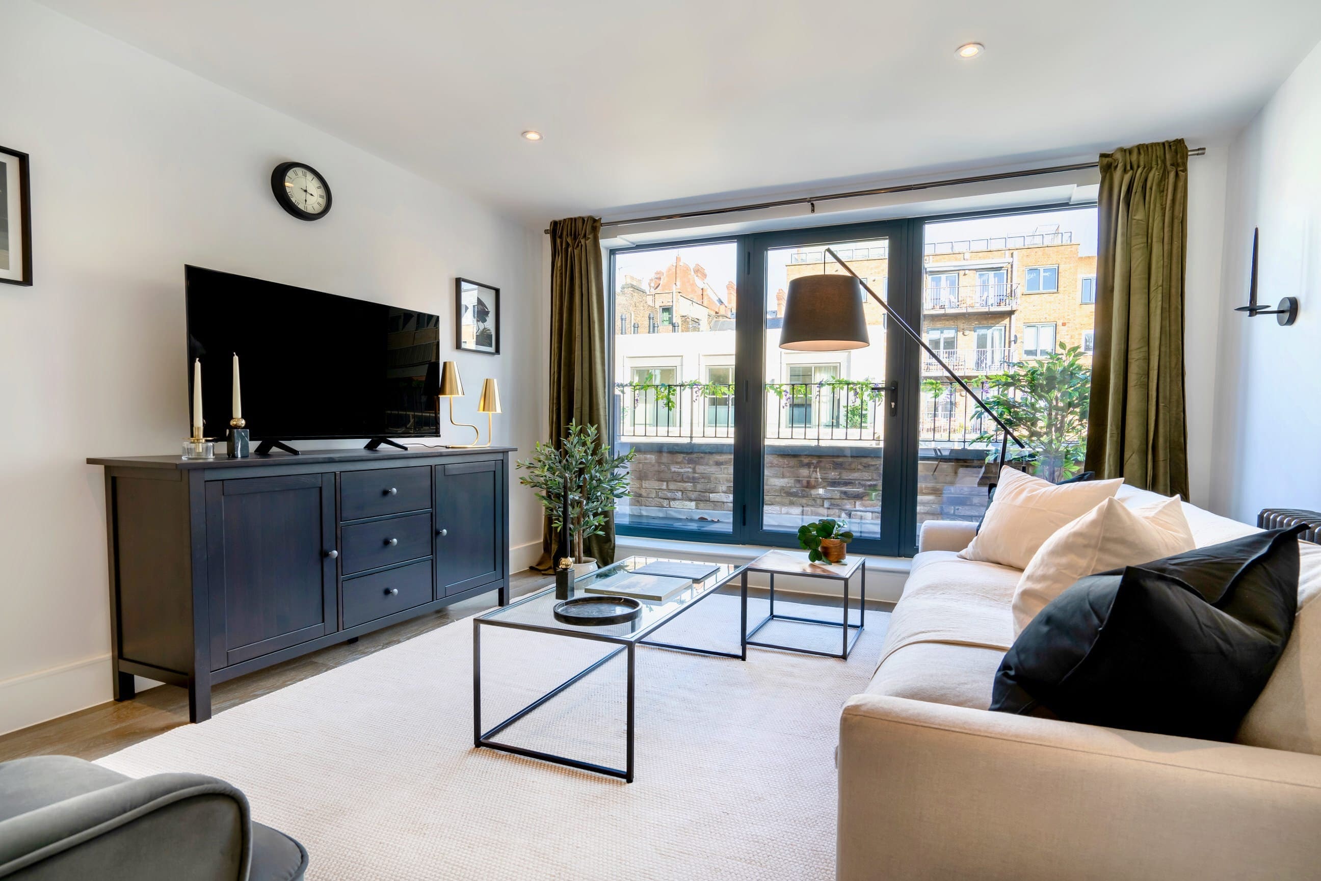 House Serjeants Holborn: Stylish 2-Bedroom Apartment Rental with Balcony in Holborn London