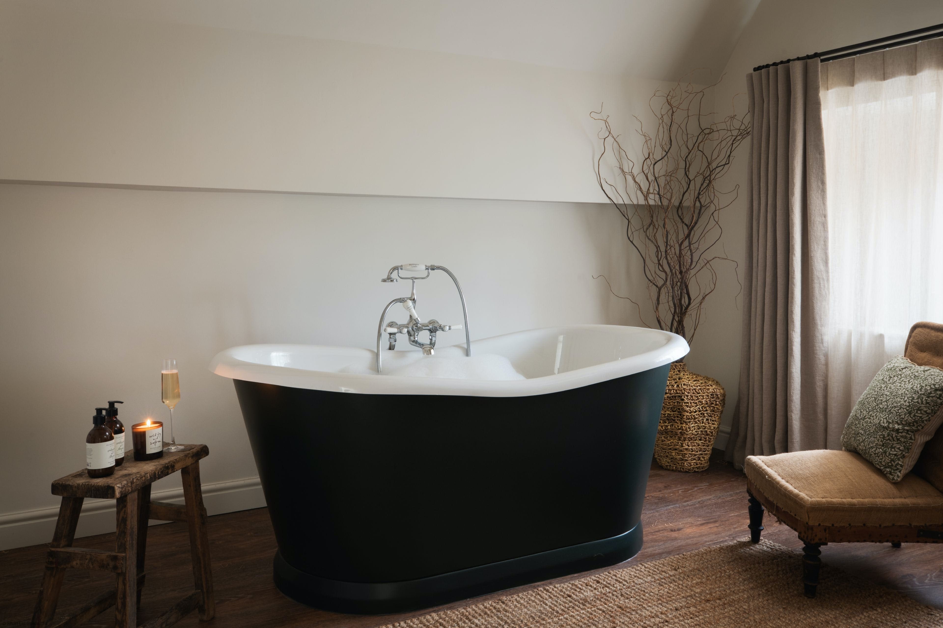 House Slaughter Bourton-on-the-Water: Charming 1-Bedroom Cottage Rental with Two Bathrooms in Bourton-on-the-Water