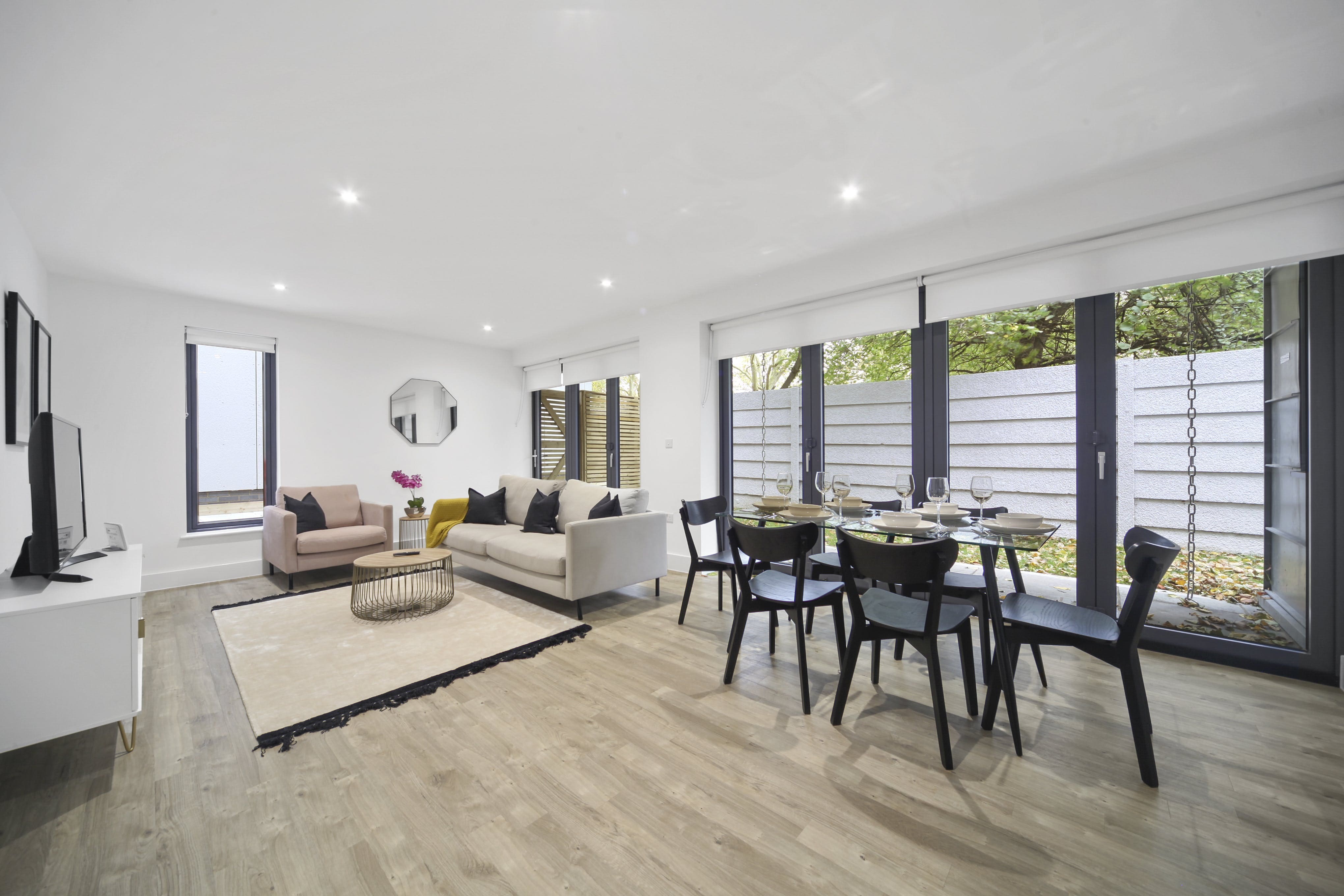 House Surrey Quays: Contemporary 3-Bedroom Apartment Rental with Terrace, Canada Water London