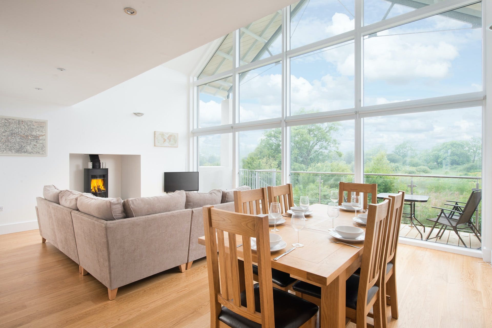 House Swillbrook Cricklade: Spacious 4-Bedroom Apartment with Hot Tub and Lake Views, Cricklade
