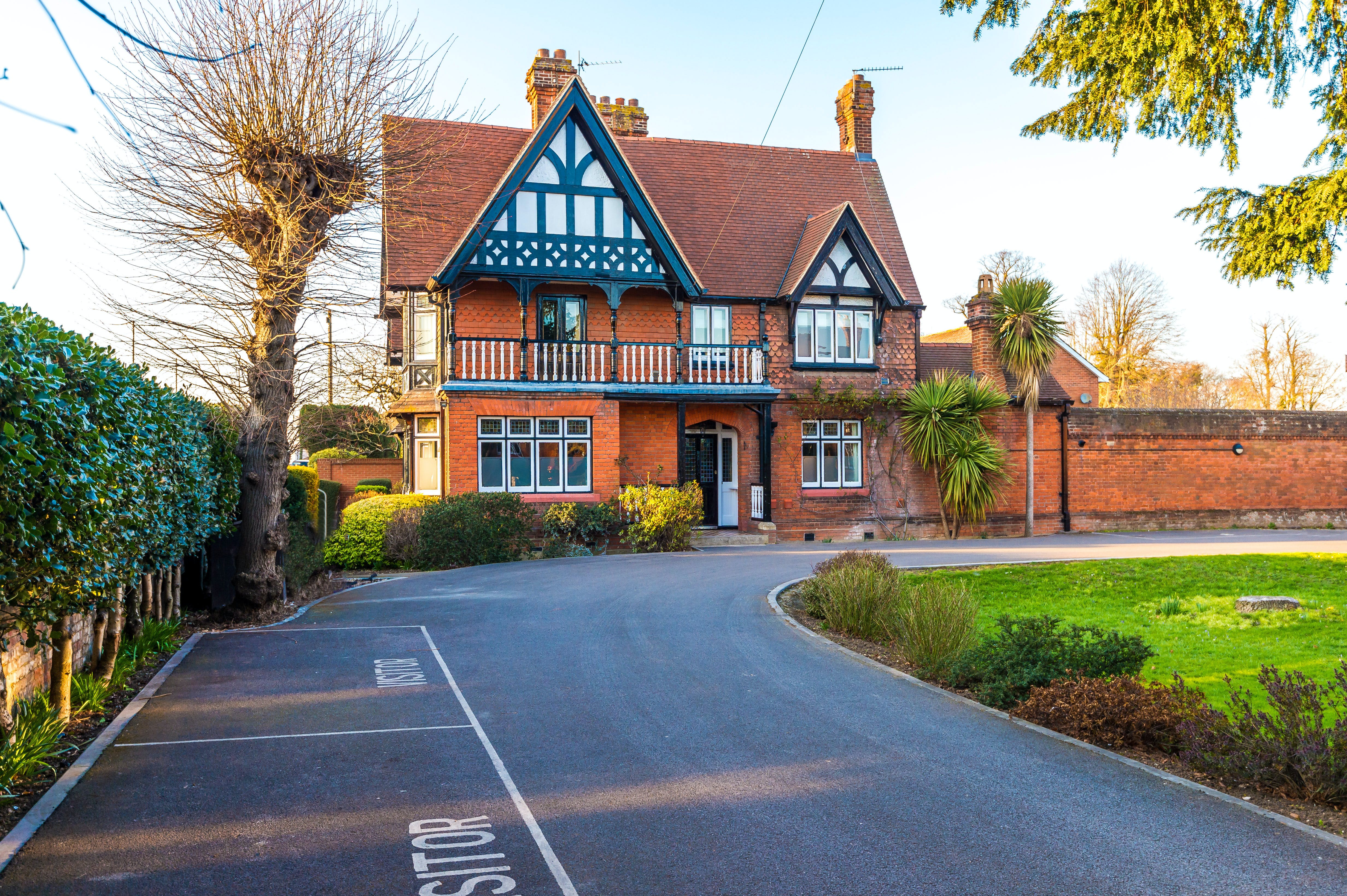 House Tapestry Windsor: Elegant 4-Bedroom Townhouse Rental with Private Terrace, Windsor