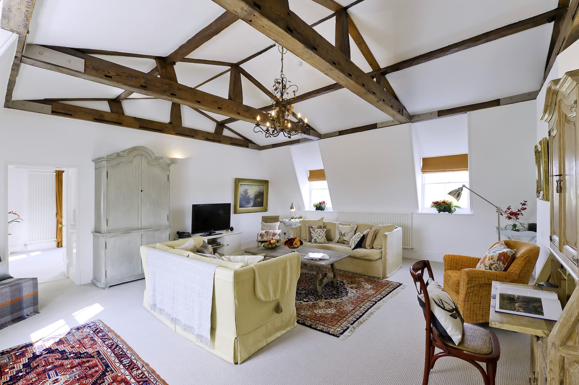 House Teddington Hampton: Chic 1-Bedroom Apartment Rental with Terrace Views, Hampton
