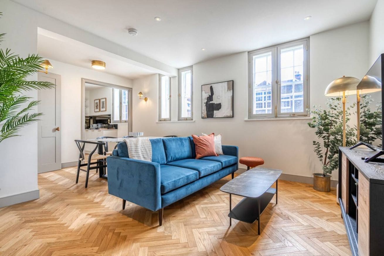 House Helm Lambeth Westminster: Sophisticated 2-Bedroom Apartment with Communal Courtyard, Westminster