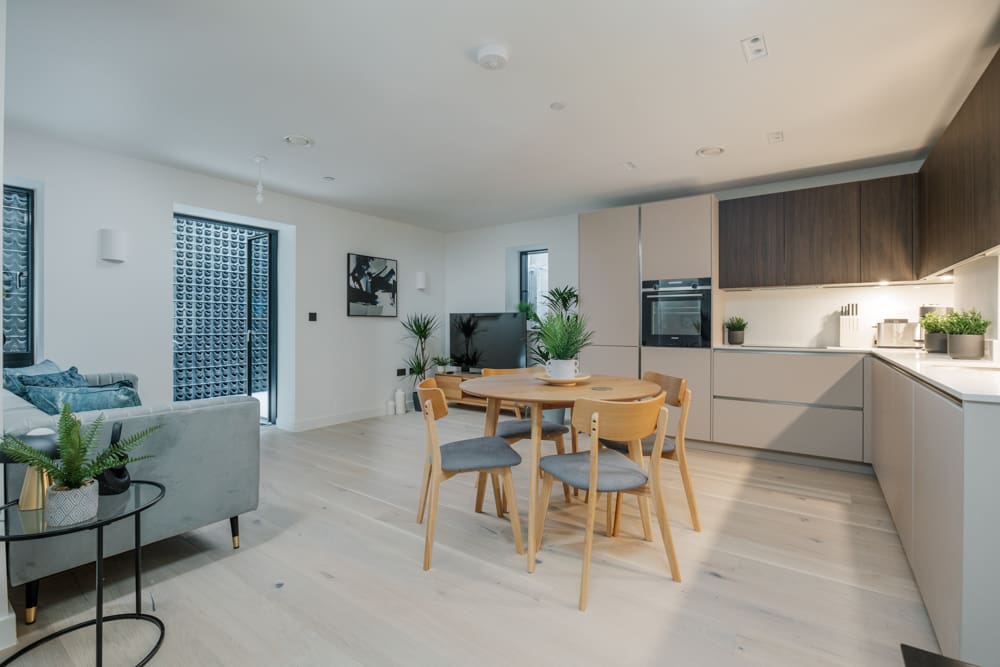 House Tooting Battersea: Stylish 2-Bedroom Apartment Rental with Home Office, Battersea London