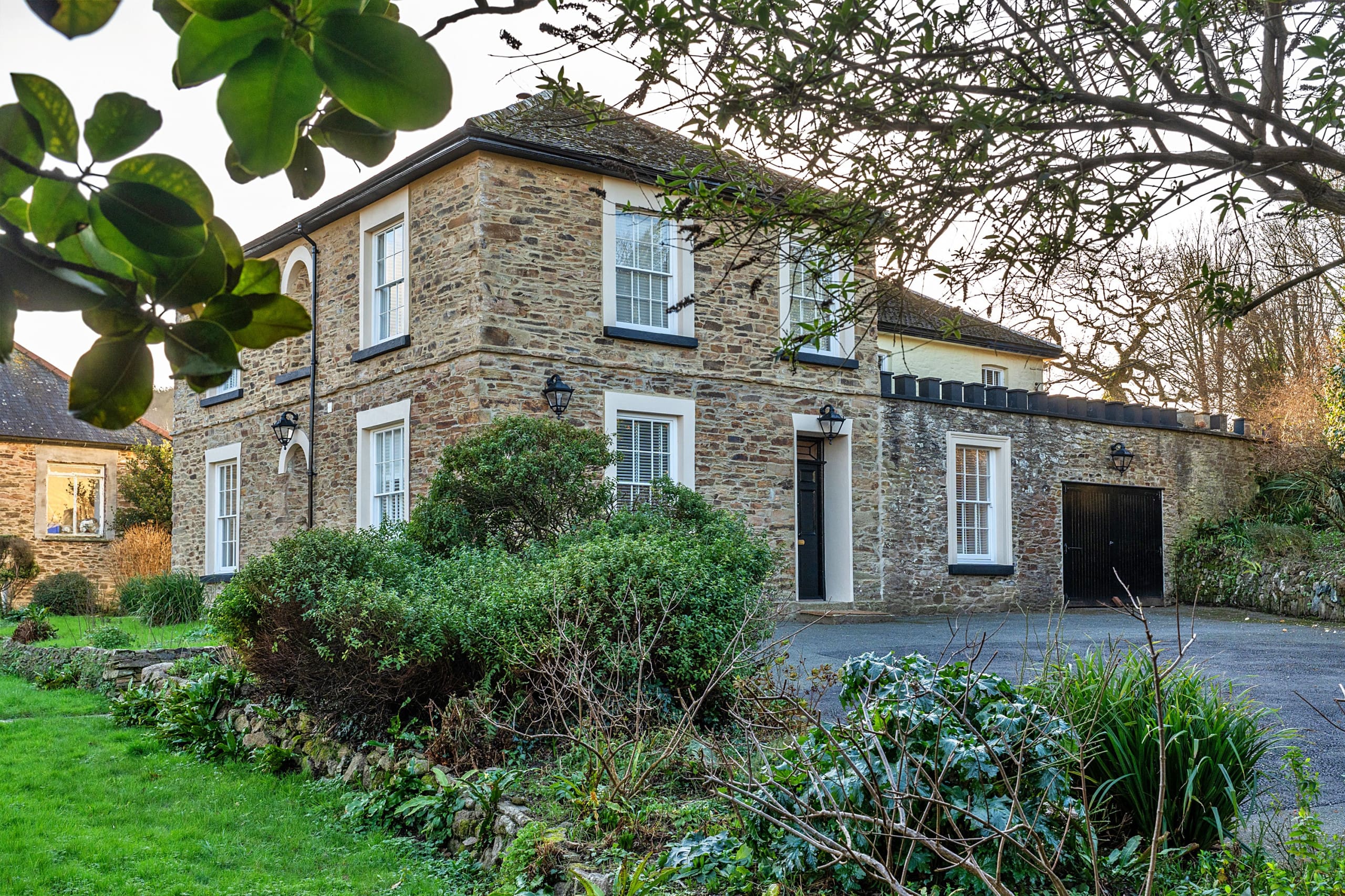 House Trelowarren Porthleven: Luxury 4-Bedroom House with Hot Tub and Seaviews, Porthleven Cornwall