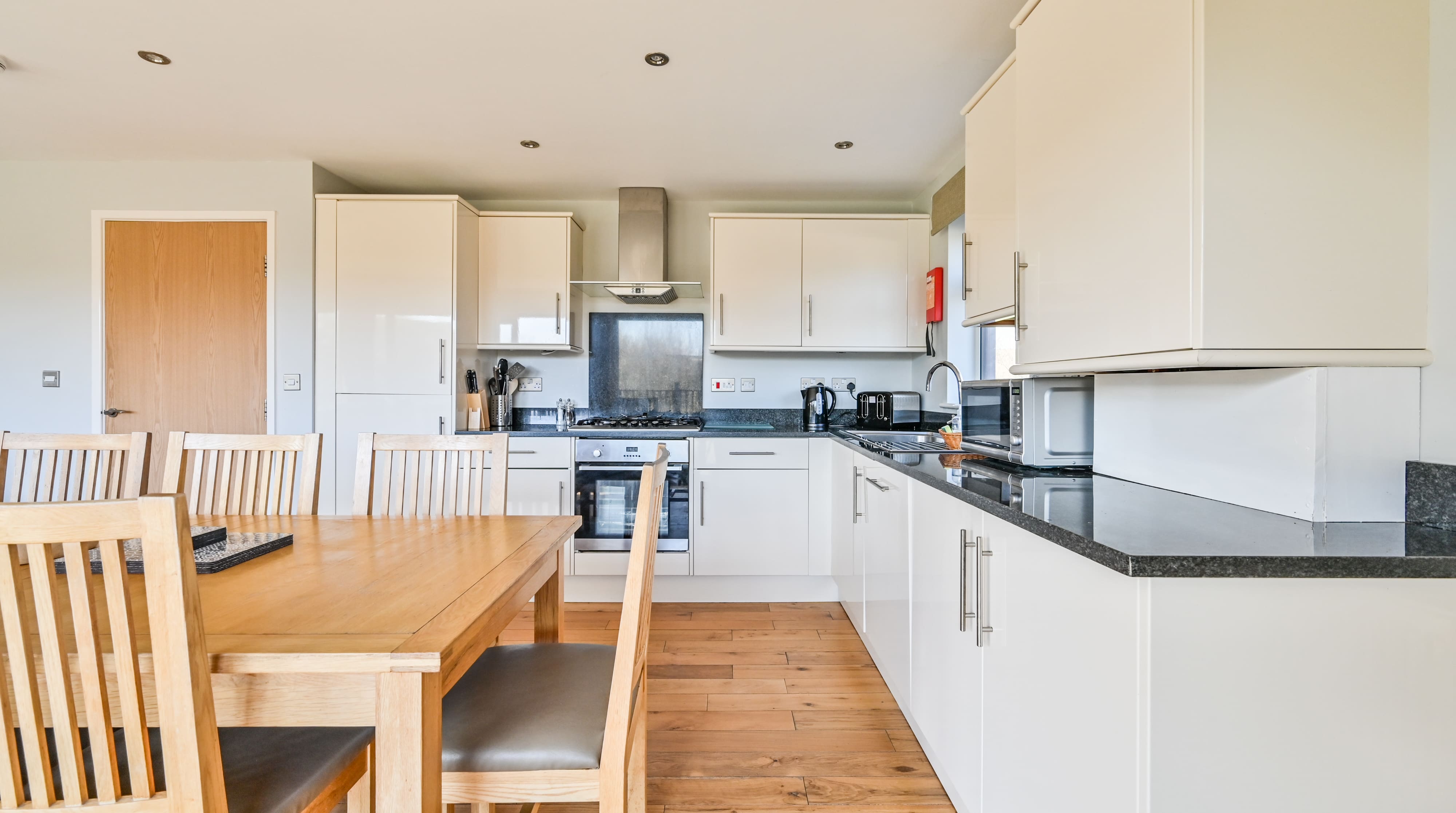 House Helm Harlyn Padstow: Spacious 4-Bedroom Apartment with Hot Tub and Seaview, Padstow Cornwall