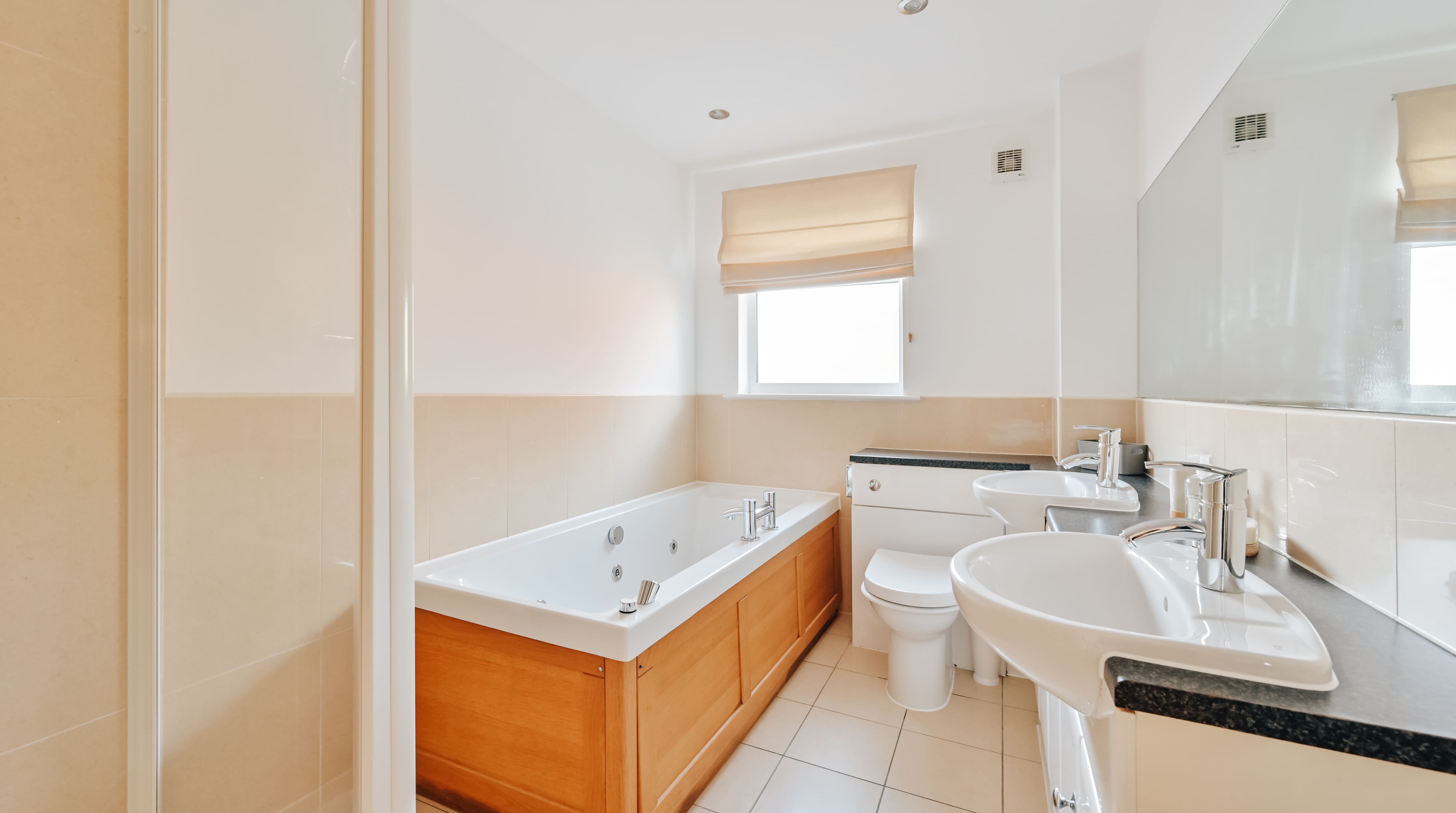 House Helm Harlyn Padstow: Spacious 4-Bedroom Apartment with Hot Tub and Seaview, Padstow Cornwall
