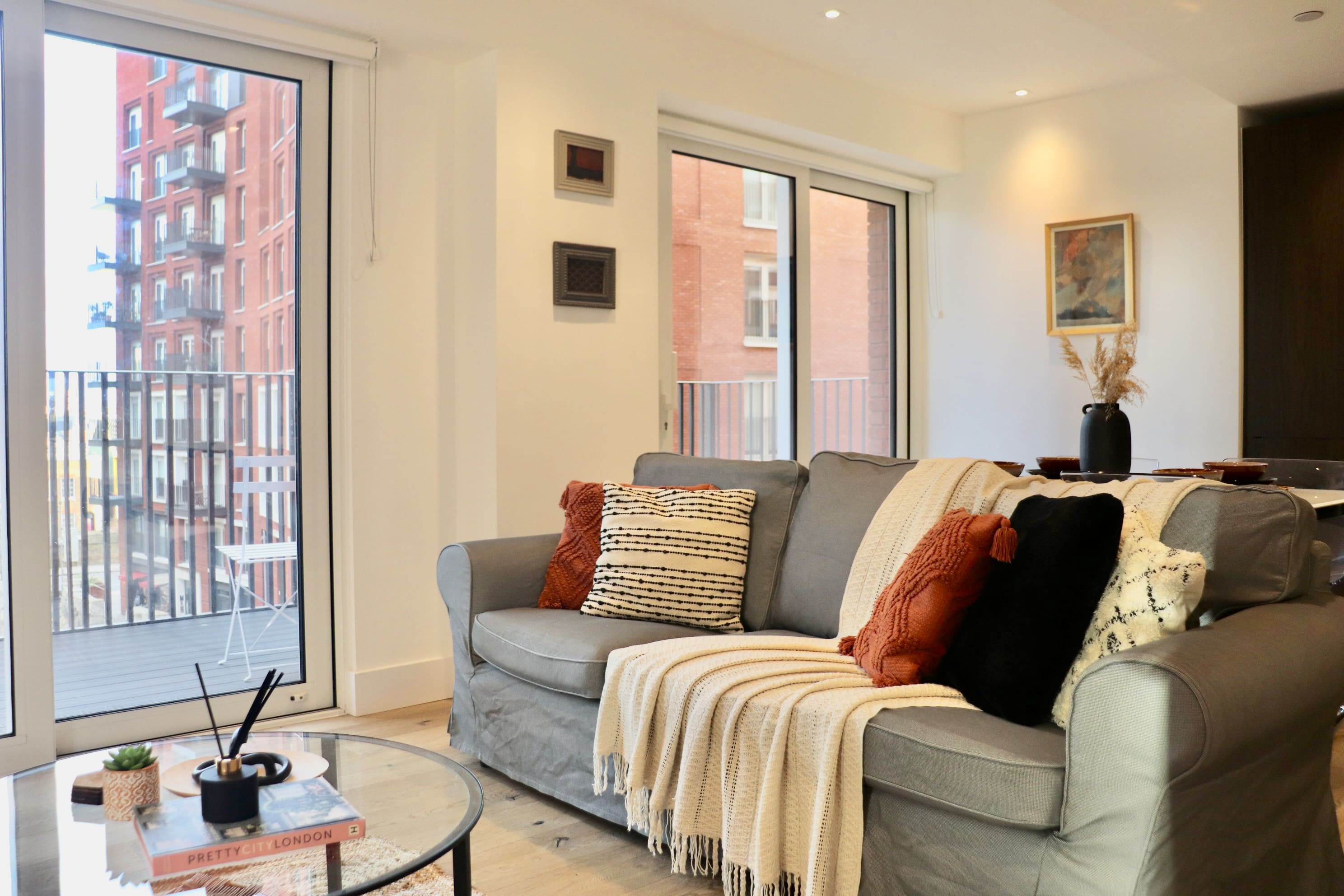 House Vauxhall Elm: Chic 2-Bedroom Apartment Rental with Balcony, Family-Friendly, Vauxhall London