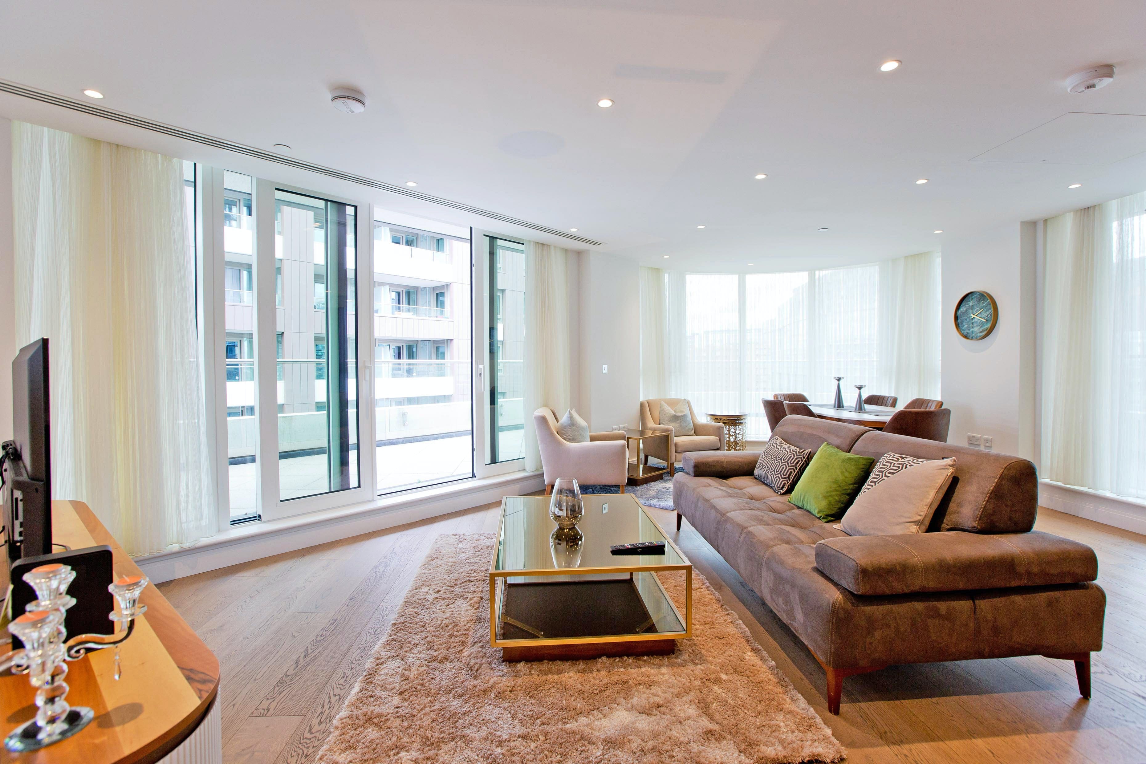 House Vauxhall Nine Elms: Stylish 2-Bedroom Apartment Rental with Terrace and Air-Con, Nine Elms London