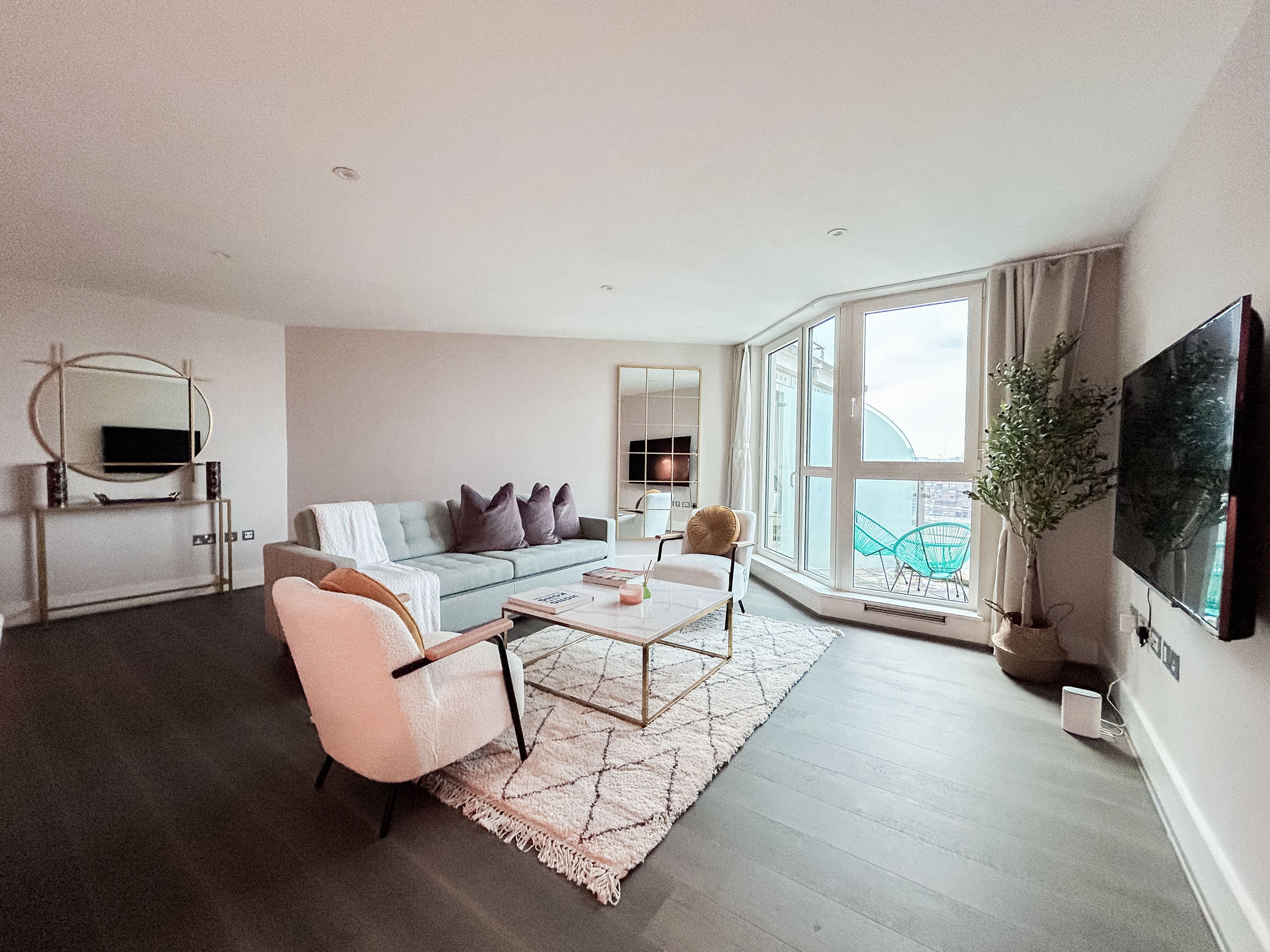 House Vauxhall Reach: Stylish 2-Bedroom Townhouse Rental with River Views, Vauxhall London
