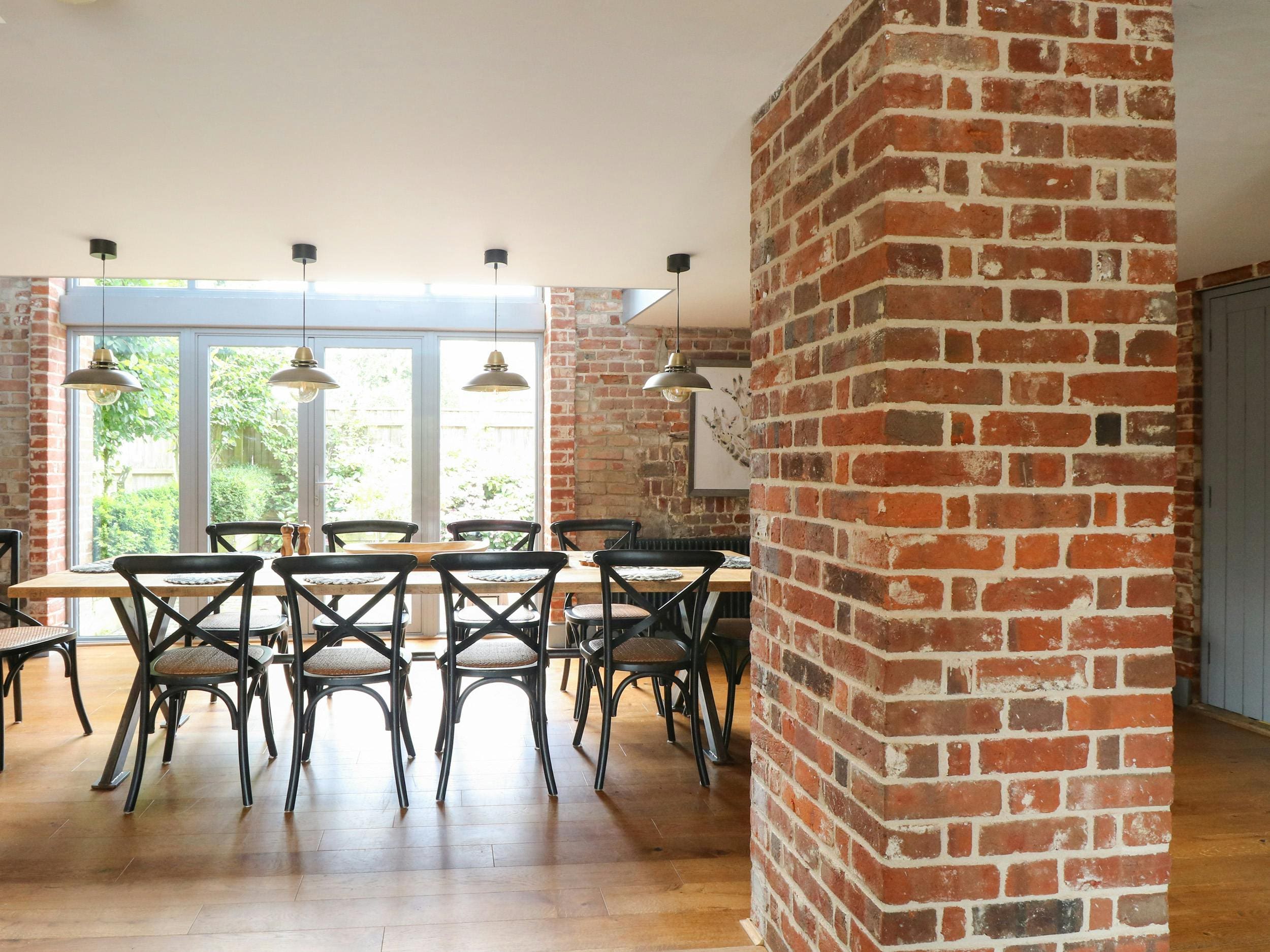 House Waveney Norfolk: Luxury 4-Bedroom House with Pool and Tennis Court, The Broads