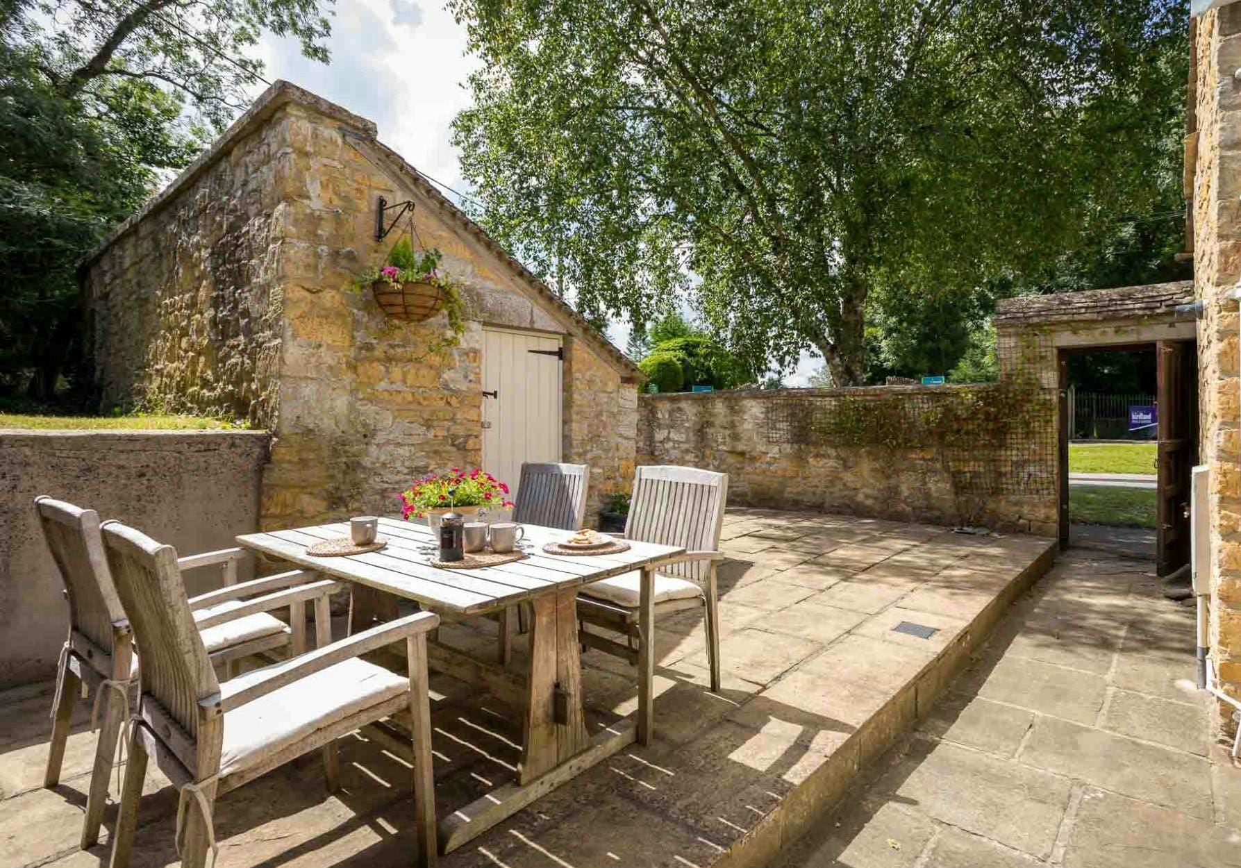 House Gloaming Salperton Bourton-on-the-Water: Charming 2-Bedroom Holiday Cottage with Garden in Bourton-on-the-Water
