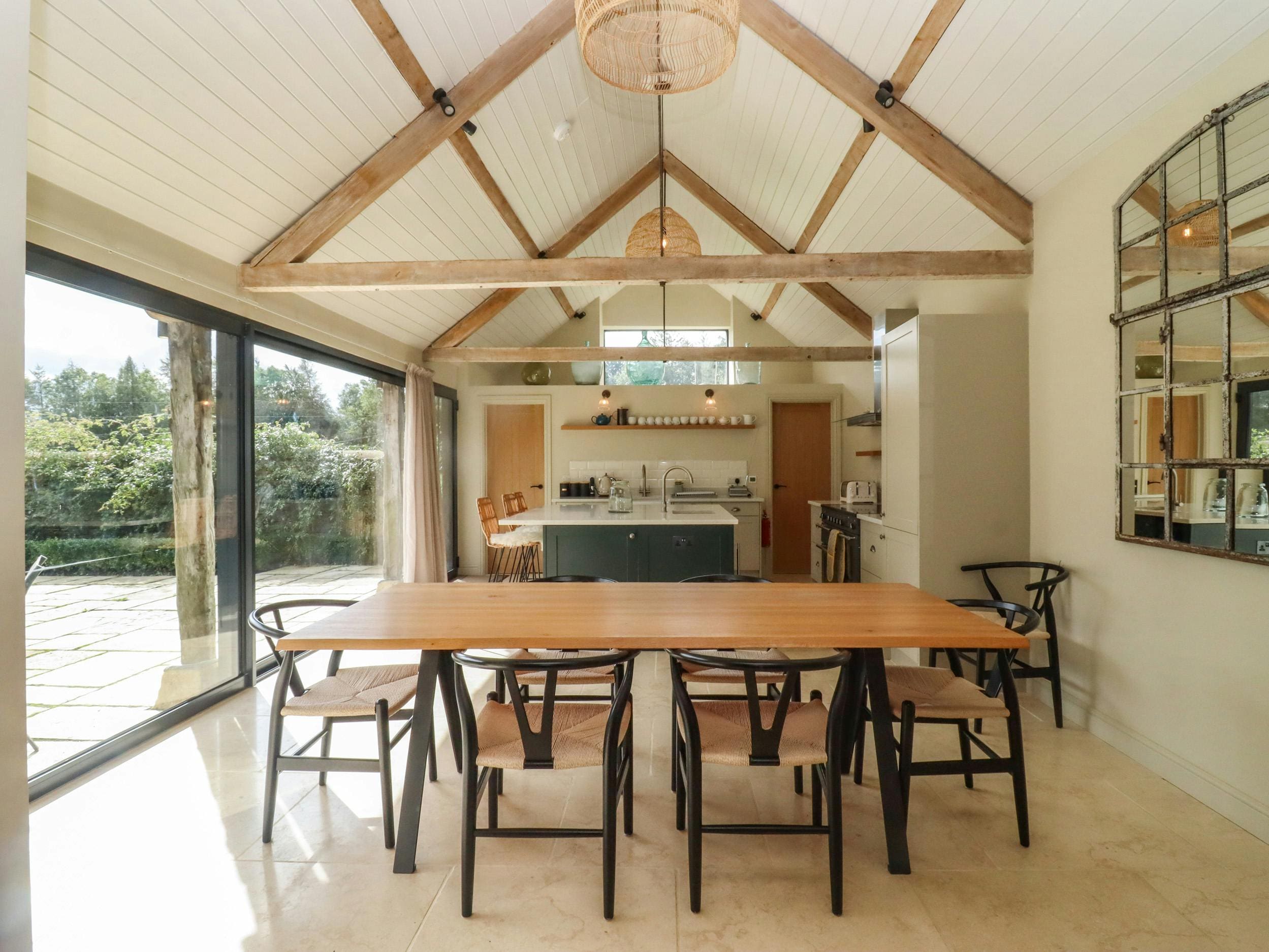 House Windrush Bourton-on-the-Water: Charming 3-Bedroom Holiday Cottage with Countryside Views, Bourton-on-the-Water