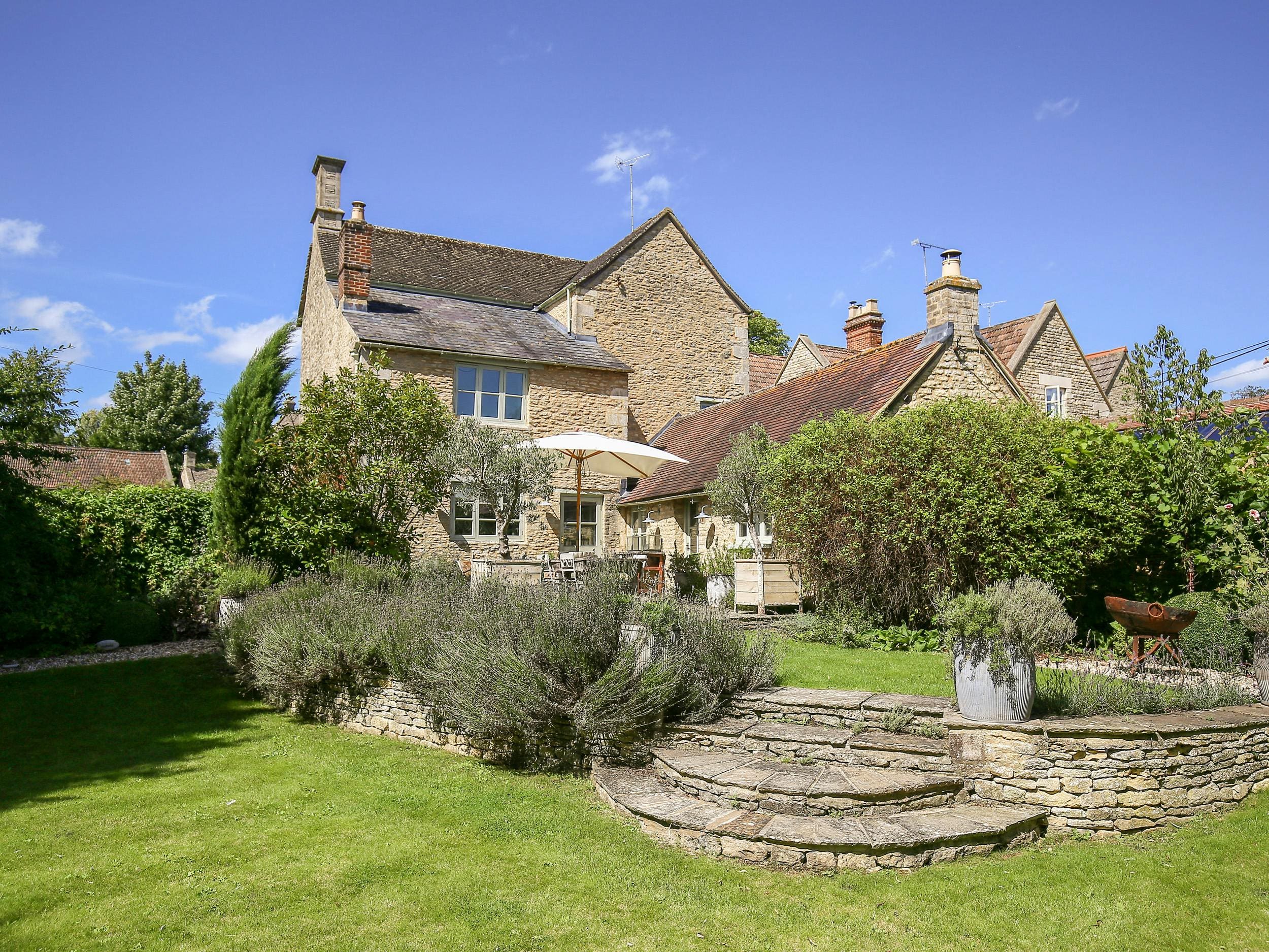 House Helm Finstock Burford: Luxury 4-Bedroom Villa with Countryside Views in Burford