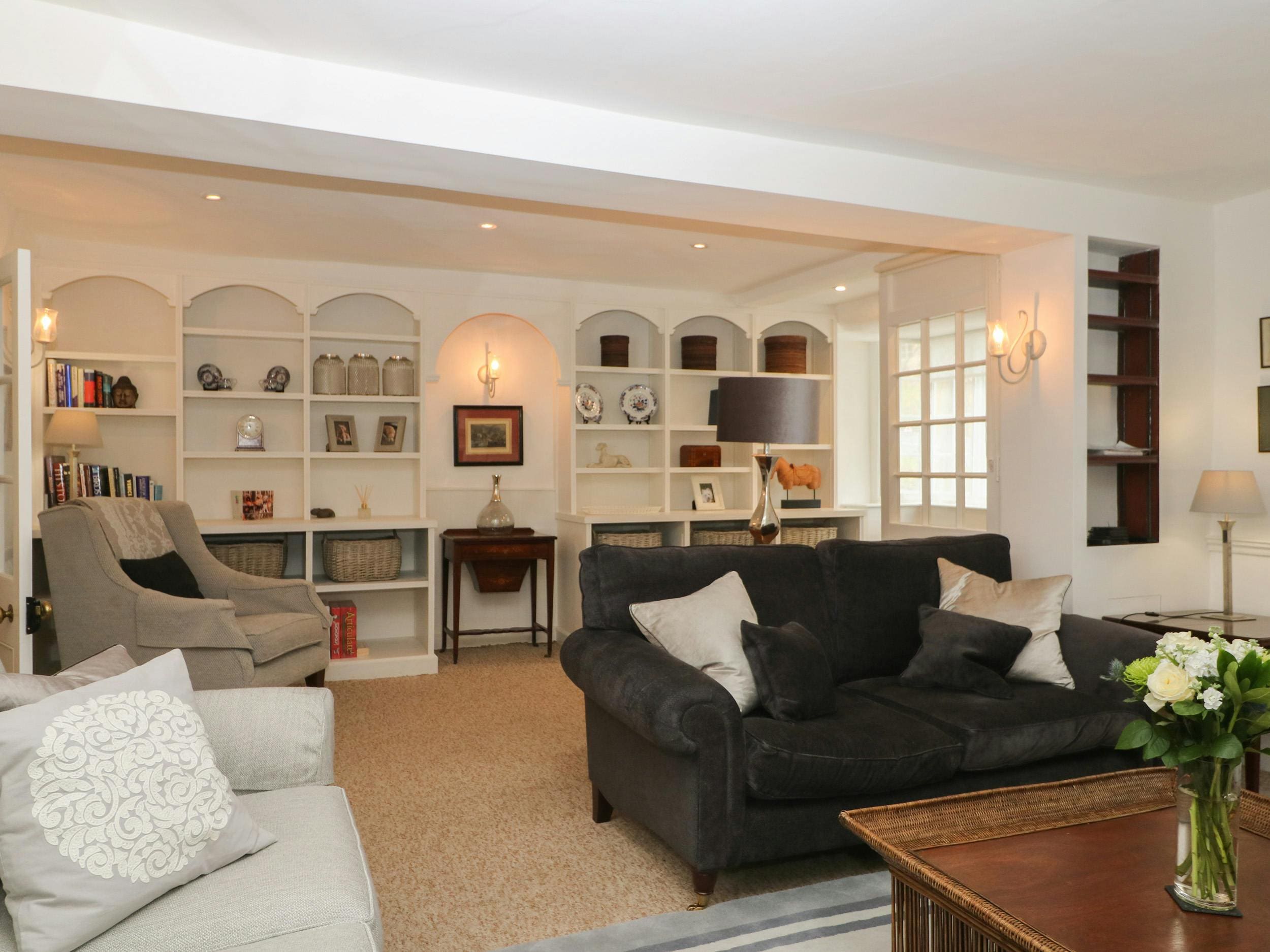 House Windrush Burford: 4-Bedroom Luxury Cottage with Courtyard Garden, Burford