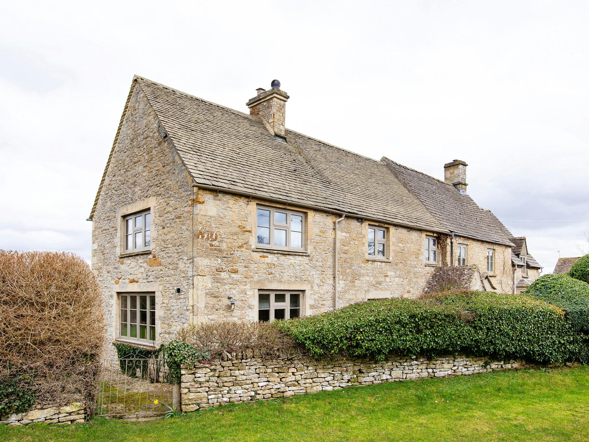 House Gloaming Alvescot Burford: Charming 3-Bedroom Family-Friendly Holiday Cottage in Burford, Oxfordshire
