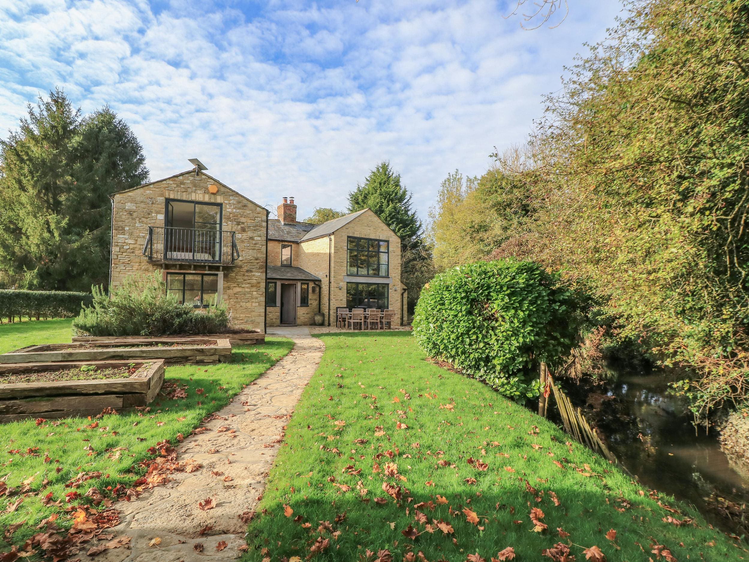 House Wittenham Faringdon: Charming 4-Bedroom Holiday Cottage with Countryside Views, Faringdon