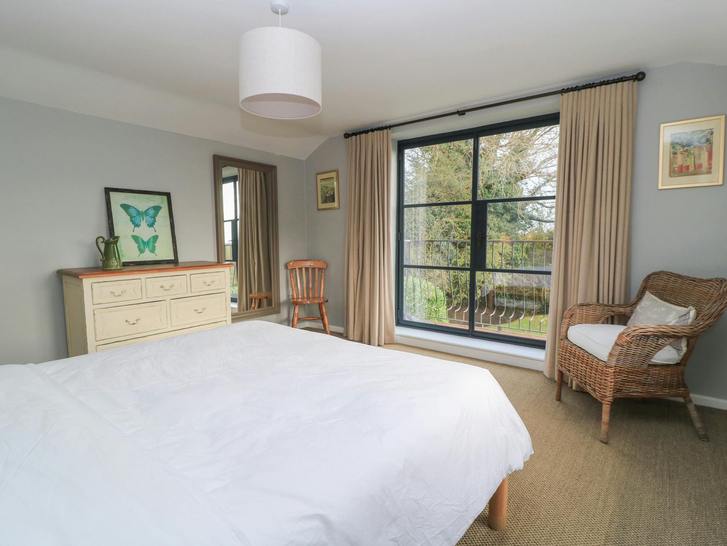House Wittenham Faringdon: Charming 4-Bedroom Holiday Cottage with Countryside Views, Faringdon