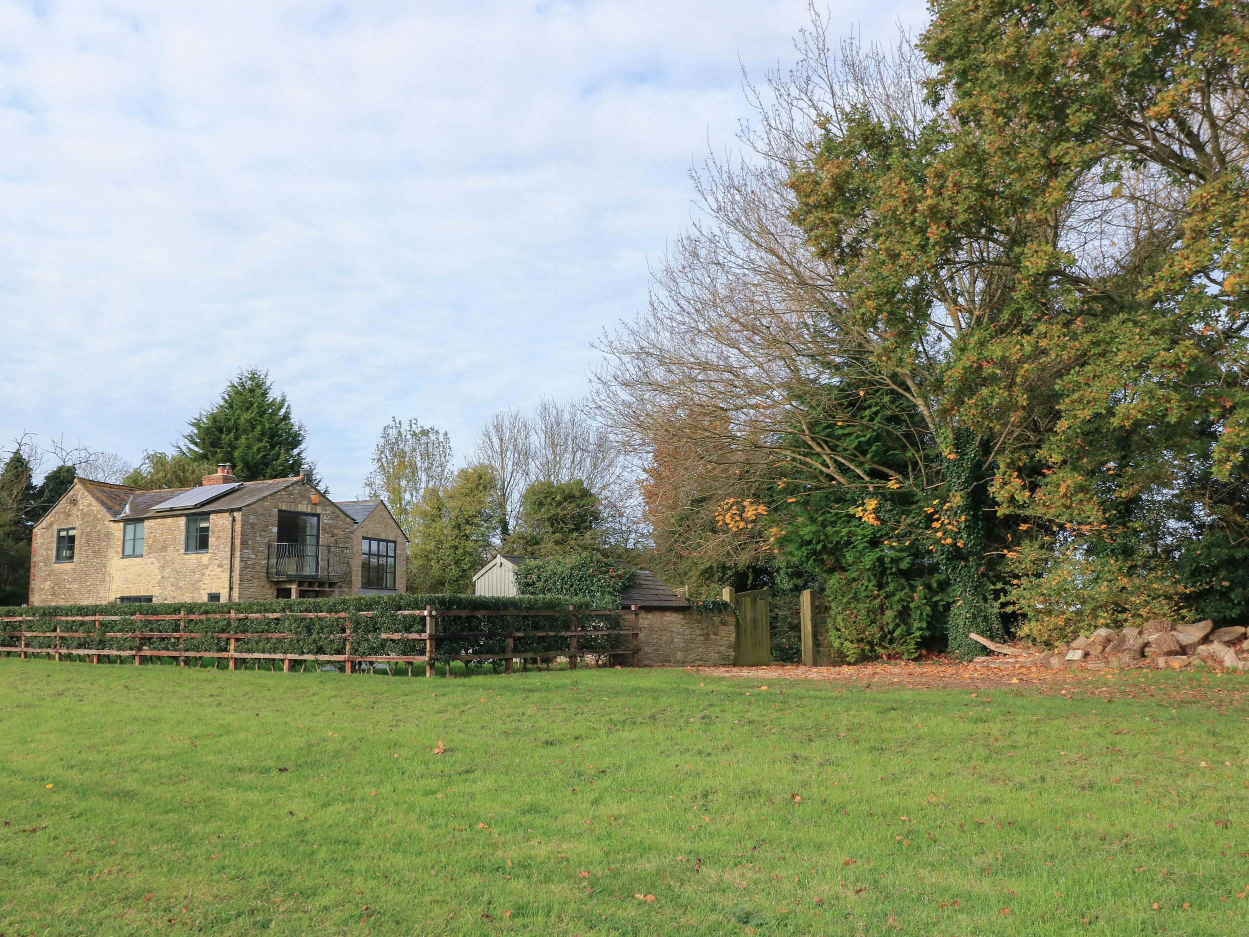 House Wittenham Faringdon: Charming 4-Bedroom Holiday Cottage with Countryside Views, Faringdon