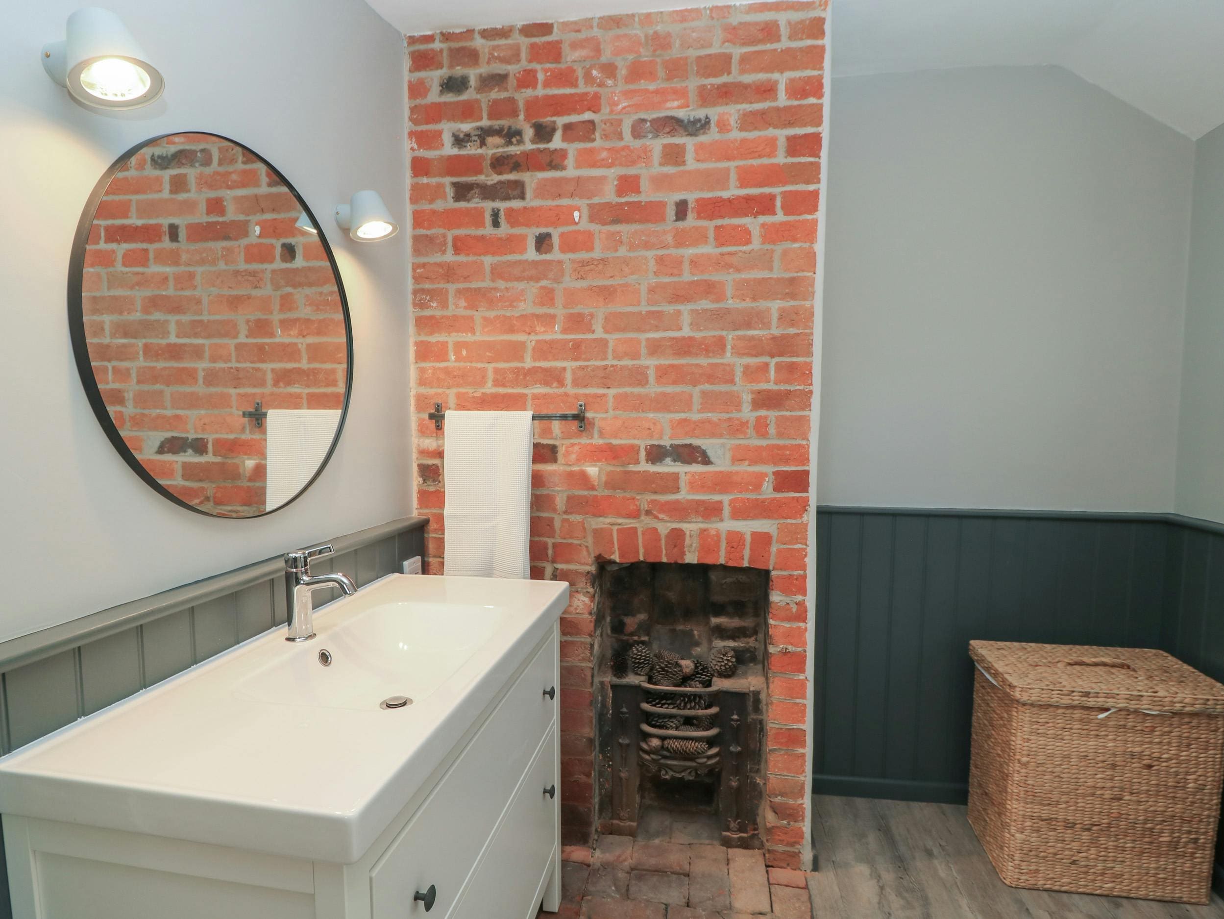 House Wittenham Faringdon: Charming 4-Bedroom Holiday Cottage with Countryside Views, Faringdon