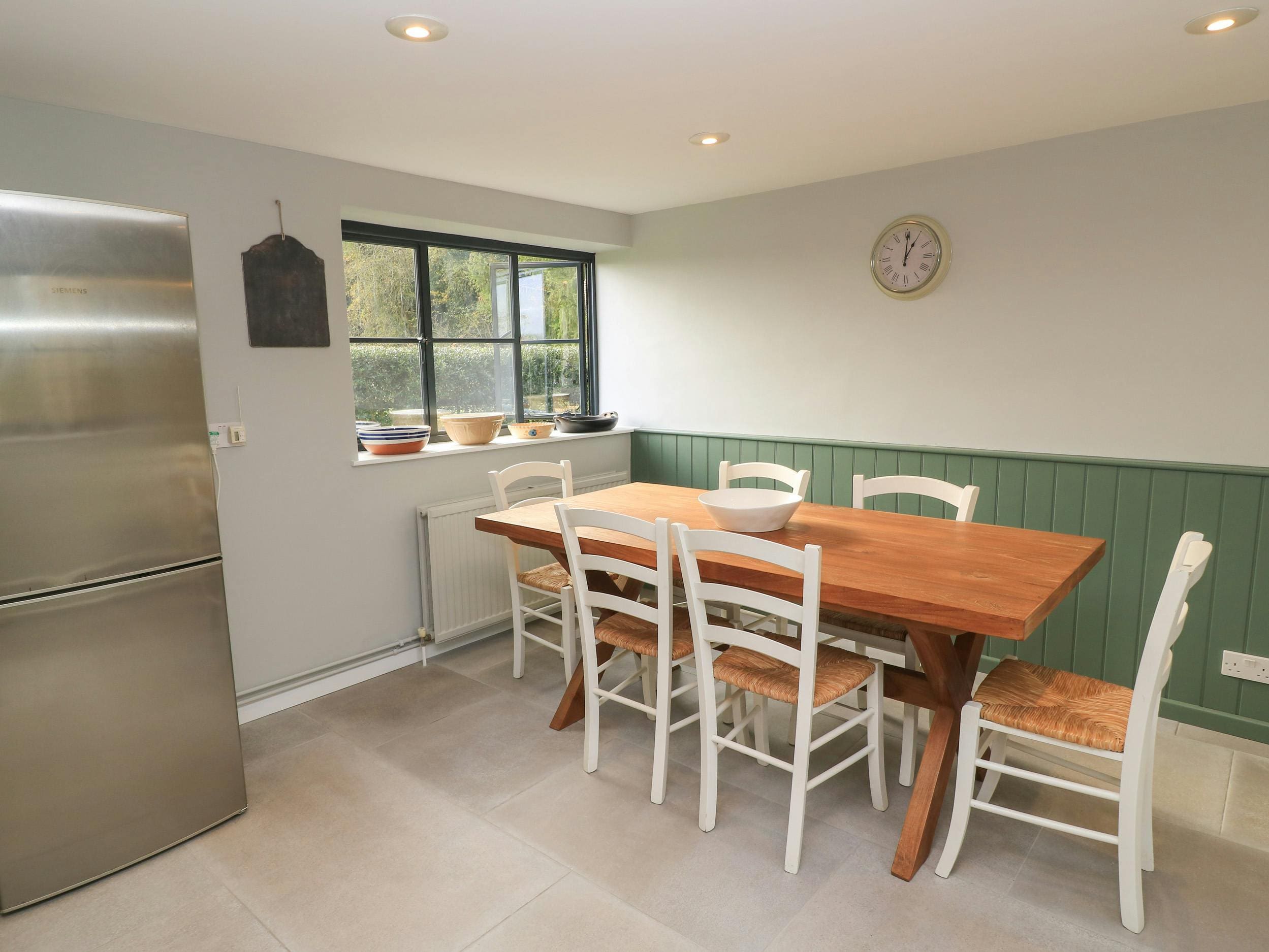 House Wittenham Faringdon: Charming 4-Bedroom Holiday Cottage with Countryside Views, Faringdon