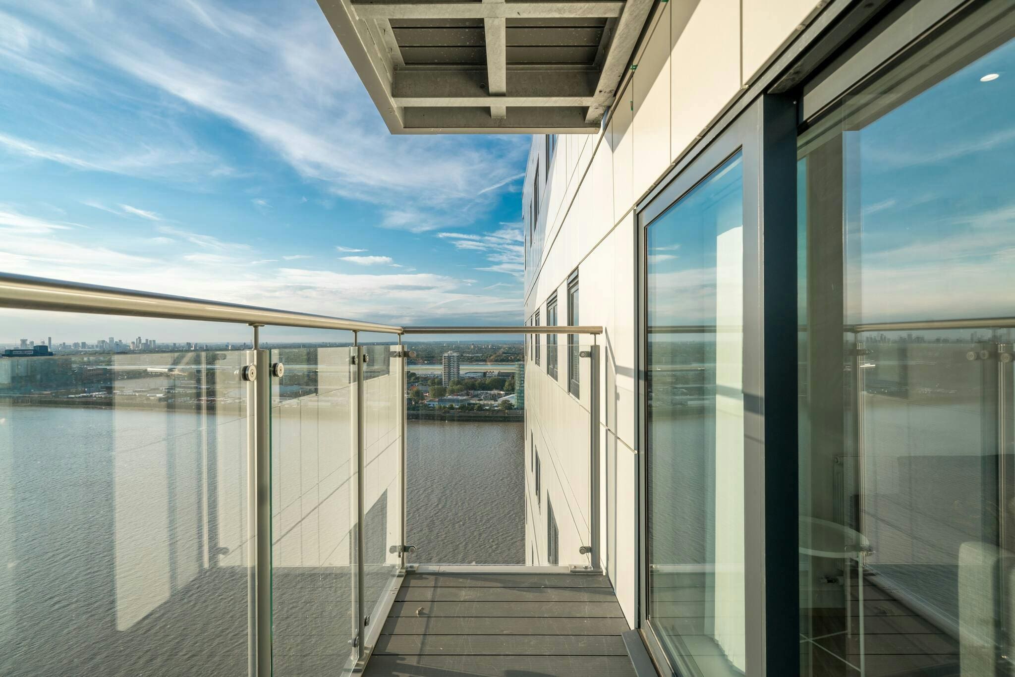 House Woolwich Reach: Modern 2-Bedroom Apartment with Private Terrace, Apartment Rental Woolwich
