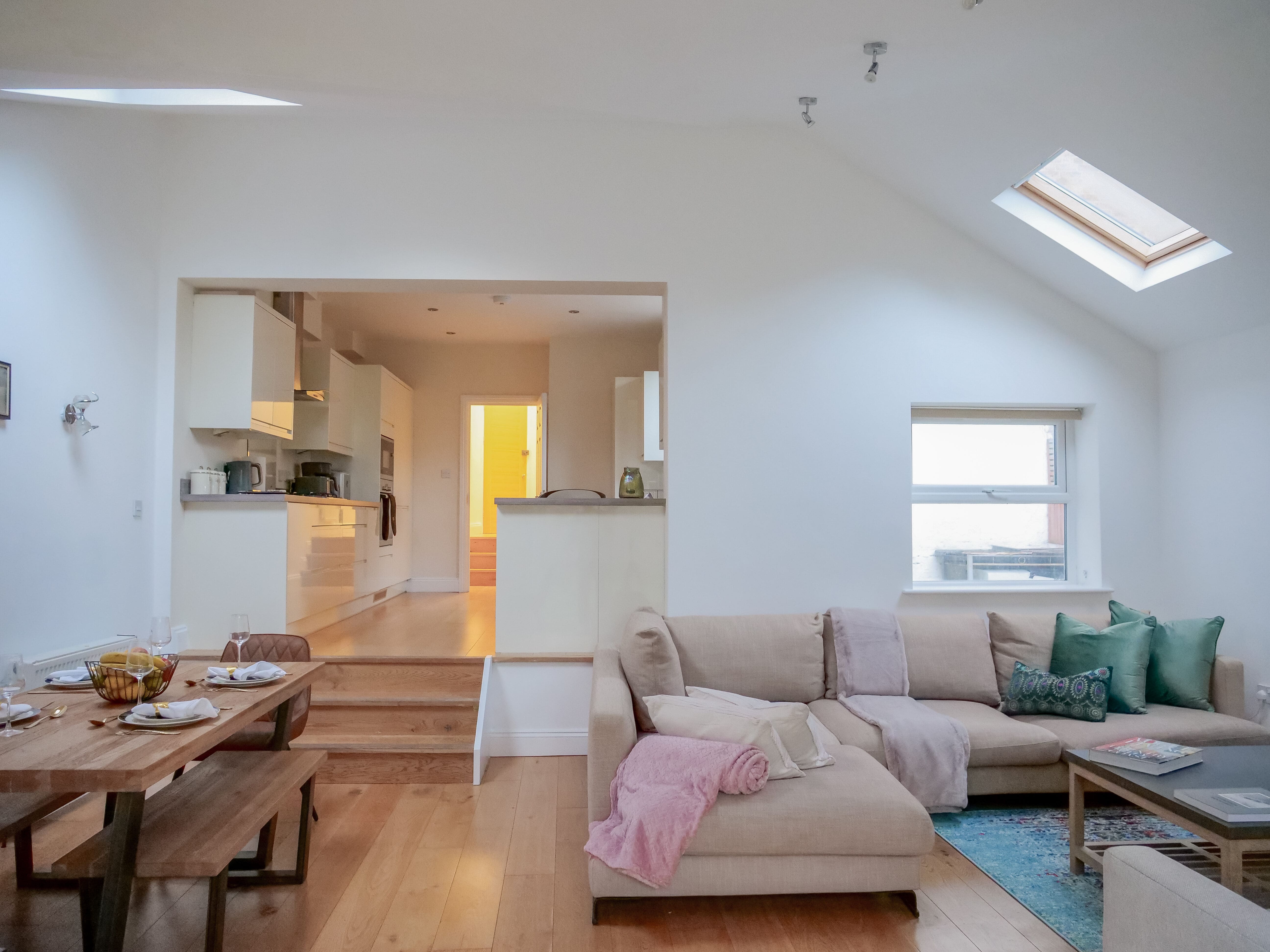 House Wormholt White City: Stylish 2-Bedroom Townhouse Rental with Garden, White City London