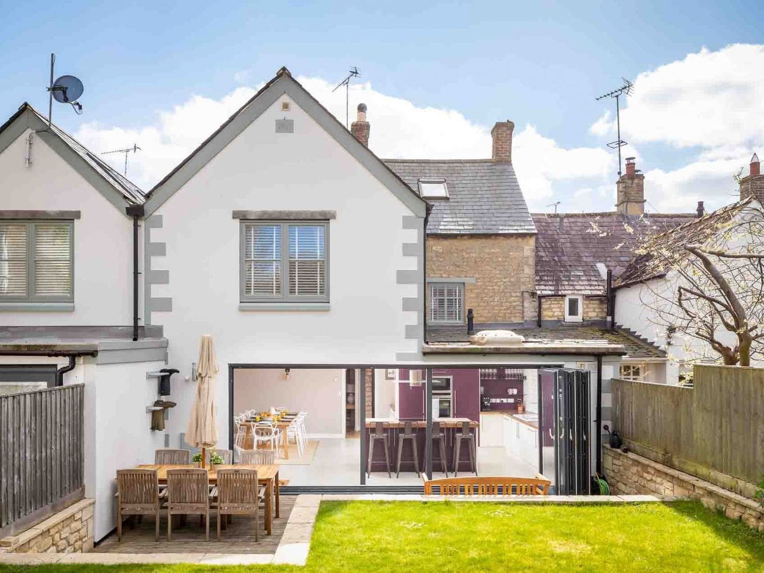 House Wychwood Milton: Luxury 4-Bedroom Cottage with BBQ and Family-Friendly Features, Oxfordshire