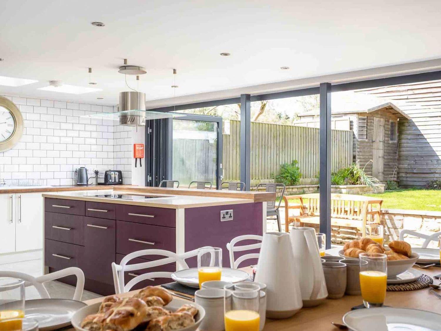 House Wychwood Milton: Luxury 4-Bedroom Cottage with BBQ and Family-Friendly Features, Oxfordshire