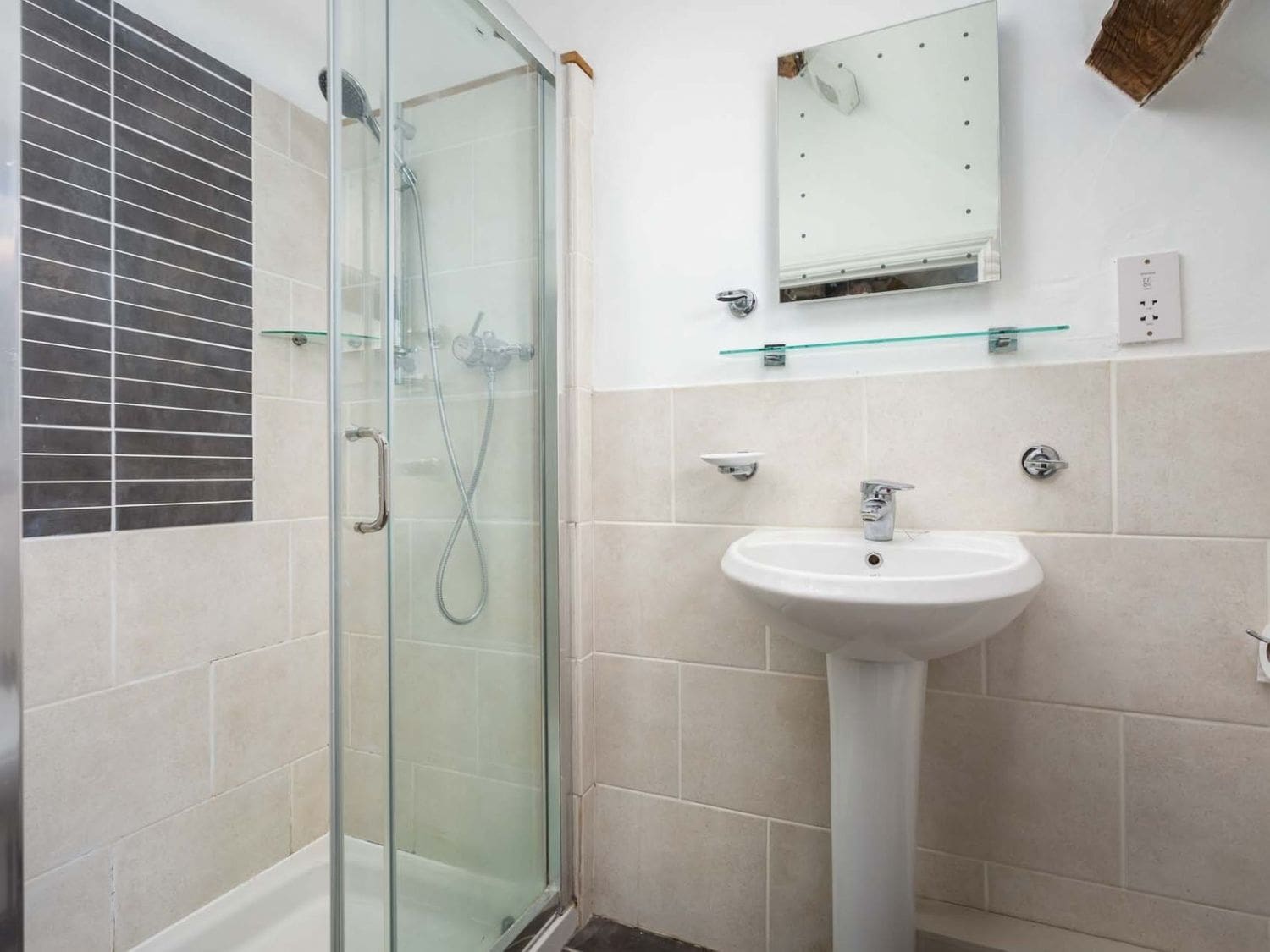 House Wychwood Milton: Luxury 4-Bedroom Cottage with BBQ and Family-Friendly Features, Oxfordshire