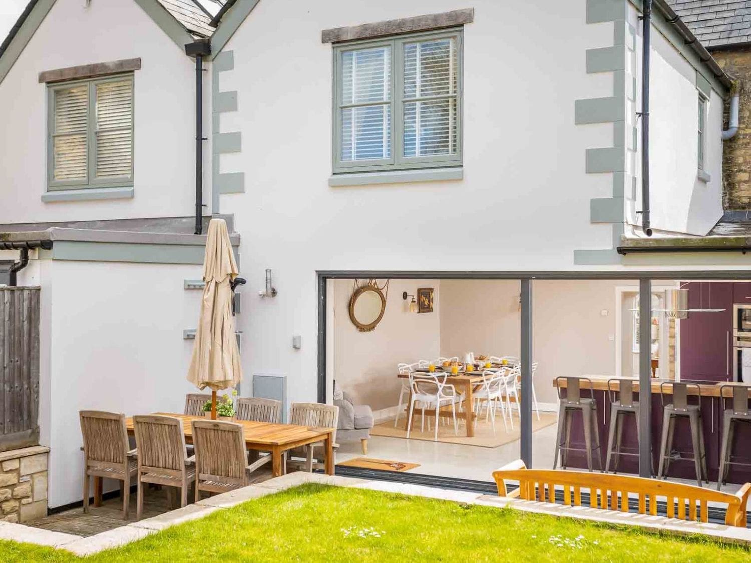 House Wychwood Milton: Luxury 4-Bedroom Cottage with BBQ and Family-Friendly Features, Oxfordshire