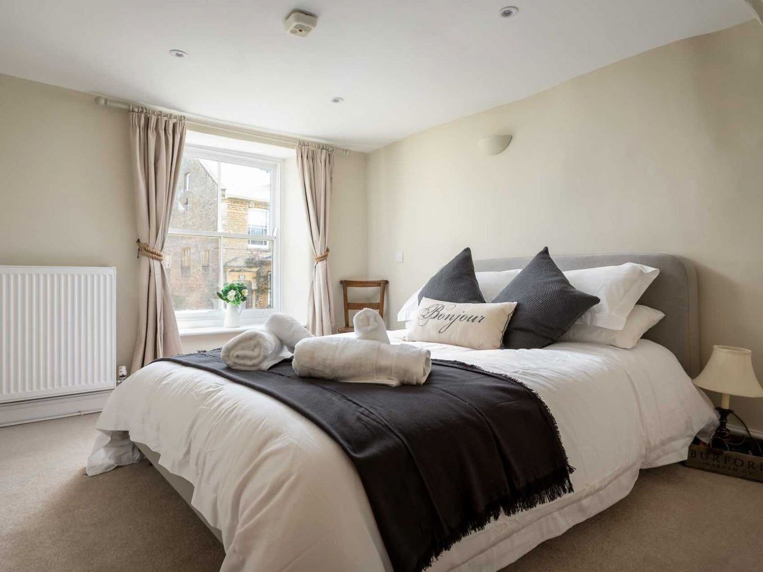 House Wychwood Milton: Luxury 4-Bedroom Cottage with BBQ and Family-Friendly Features, Oxfordshire